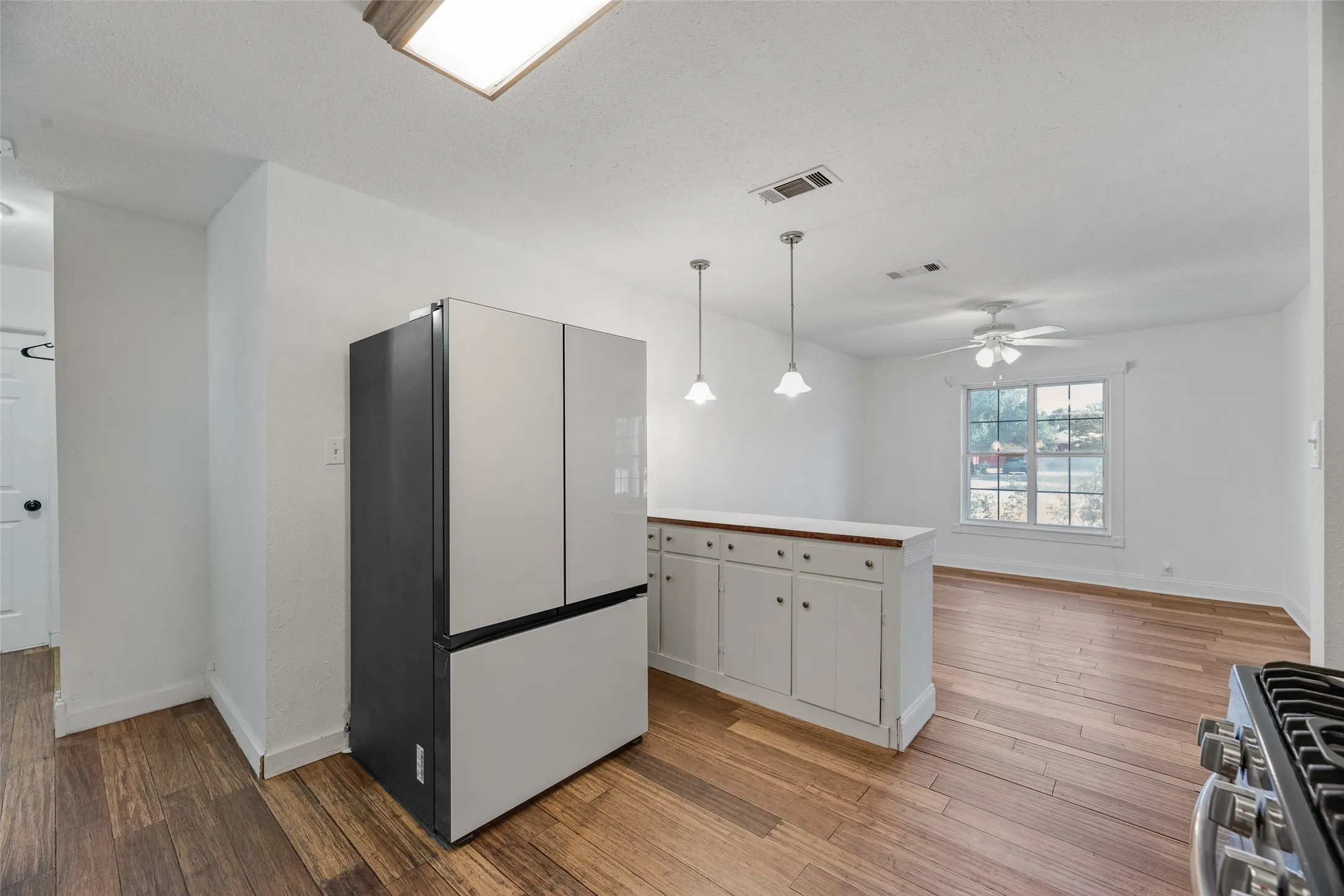 Single Family Residence For Sale in Kaufman County , 205 Laurel Trail, Terrell, Texas 75160, 3 Bedroom, 2 Bathroom, 2 Garage spaces, 1,340 Sqft, built in 1955, mls#21379867, Real Estate Agent in Terrell, Homes For Sale in Kaufman county, Homes For Sale in Terrell, Realtor in Terrell Texas, Real Estate Brokerage Independent Realty Texas, Luminita Cordes Realtor