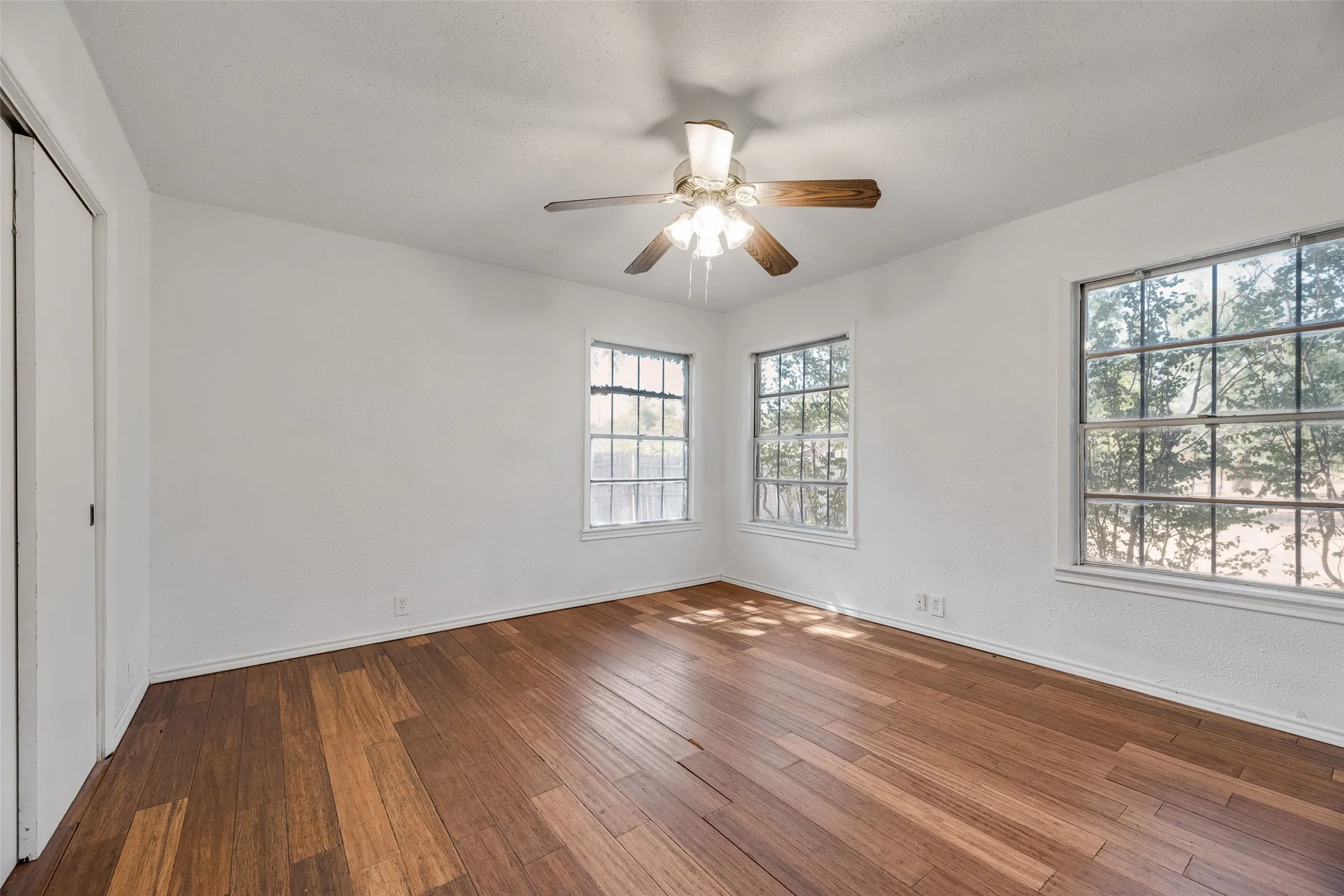 Single Family Residence For Sale in Kaufman County , 205 Laurel Trail, Terrell, Texas 75160, 3 Bedroom, 2 Bathroom, 2 Garage spaces, 1,340 Sqft, built in 1955, mls#21379867, Real Estate Agent in Terrell, Homes For Sale in Kaufman county, Homes For Sale in Terrell, Realtor in Terrell Texas, Real Estate Brokerage Independent Realty Texas, Luminita Cordes Realtor