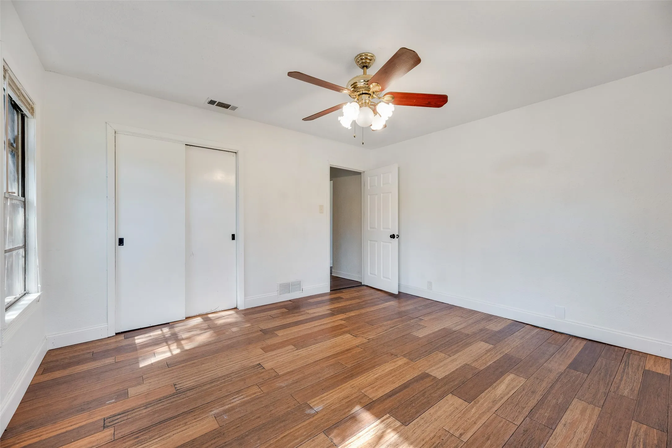 Single Family Residence For Sale in Kaufman County , 205 Laurel Trail, Terrell, Texas 75160, 3 Bedroom, 2 Bathroom, 2 Garage spaces, 1,340 Sqft, built in 1955, mls#21379867, Real Estate Agent in Terrell, Homes For Sale in Kaufman county, Homes For Sale in Terrell, Realtor in Terrell Texas, Real Estate Brokerage Independent Realty Texas, Luminita Cordes Realtor