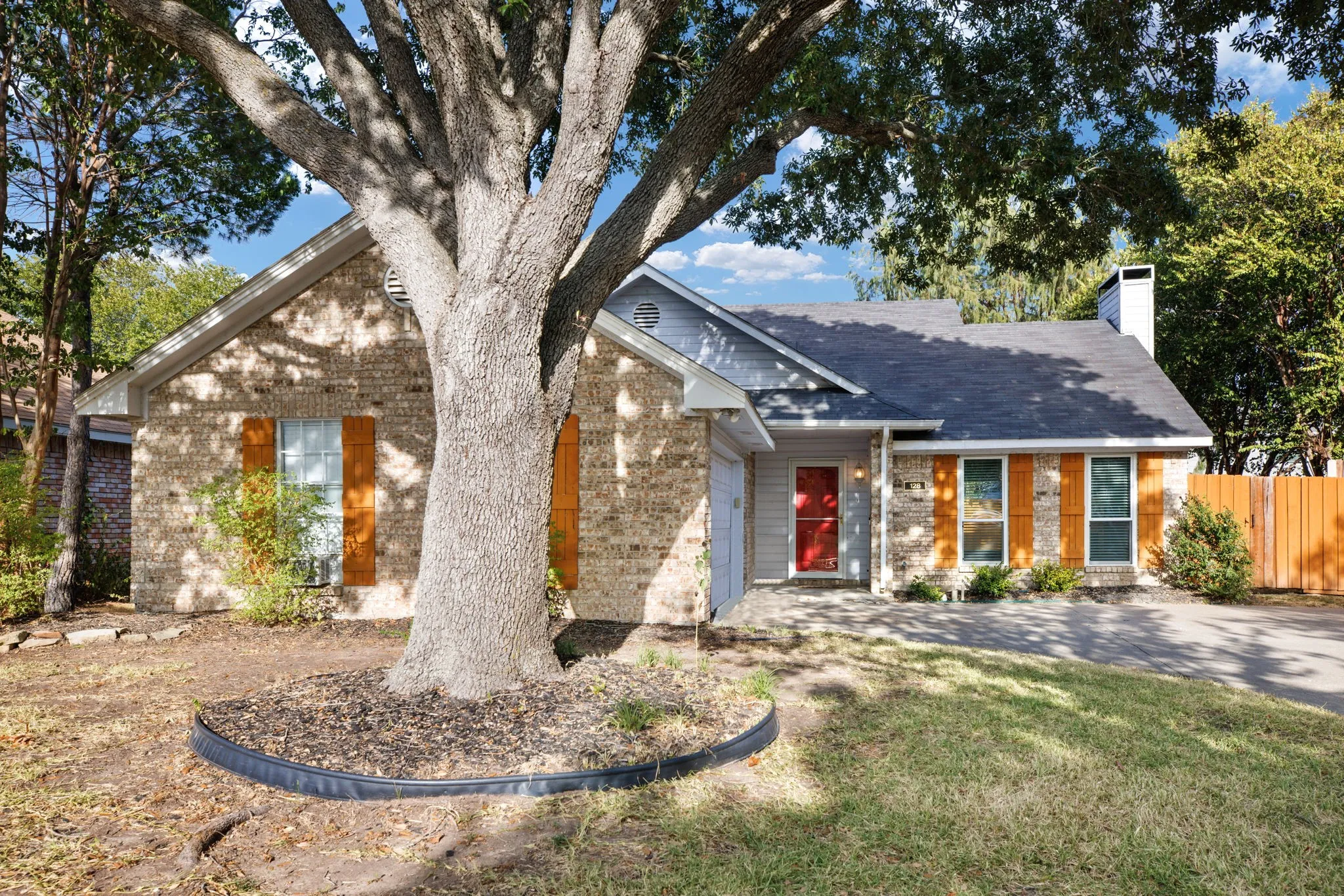 Single Family Residence For Rent in Rockwall County , 128 Overbrook Drive, Rockwall, Texas 75032, 3 Bedroom, 2 Bathroom, 2 Garage spaces, 1,368 Sqft, built in 1991, mls#21388929, Real Estate Agent in Rockwall, Homes For Rent in Rockwall county, Homes For Rent in Rockwall, Realtor in Rockwall Texas, Real Estate Brokerage Independent Realty Texas, Luminita Cordes Realtor
