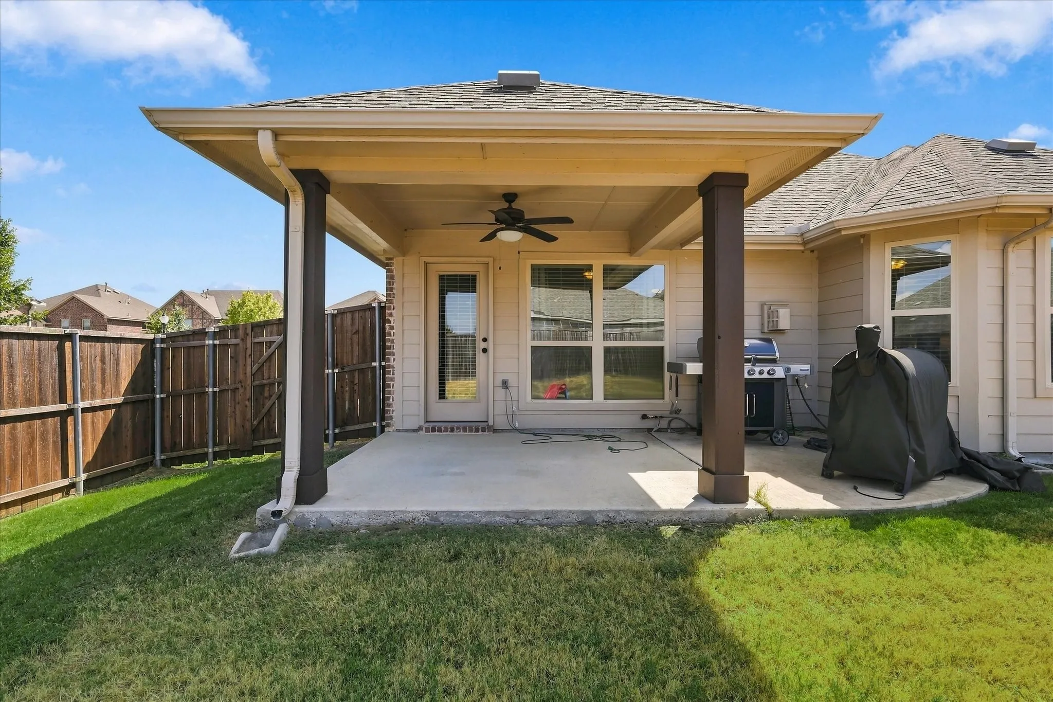 Single Family Residence For Sale in Denton County , 1733 Ridge Creek Lane, Aubrey, Texas 76227, 3 Bedroom, 2 Bathroom, 2 Garage spaces, 1,892 Sqft, built in 2018, mls#21373889, Real Estate Agent in Aubrey, Homes For Sale in Denton county, Homes For Sale in Aubrey, Realtor in Aubrey Texas, Real Estate Brokerage Independent Realty Texas, Luminita Cordes Realtor