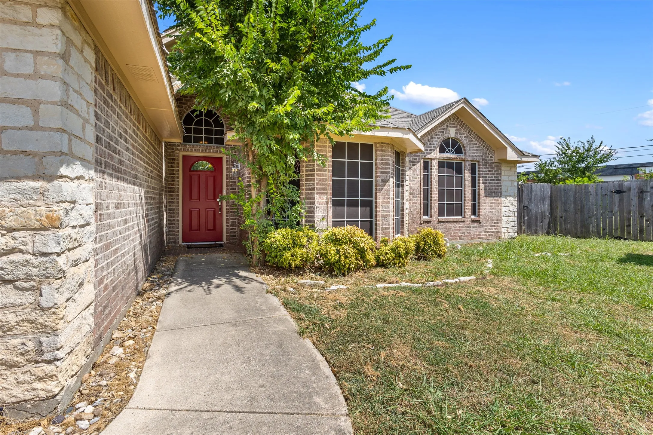 Single Family Residence For Sale in Tarrant County , 5344 Lynda Court, North Richland Hills, Texas 76180, 3 Bedroom, 2 Bathroom, 2 Garage spaces, 1,718 Sqft, built in 1999, mls#21362829, Real Estate Agent in North Richland Hills, Homes For Sale in Tarrant county, Homes For Sale in North Richland Hills, Realtor in North Richland Hills Texas, Real Estate Brokerage Independent Realty Texas, Luminita Cordes Realtor