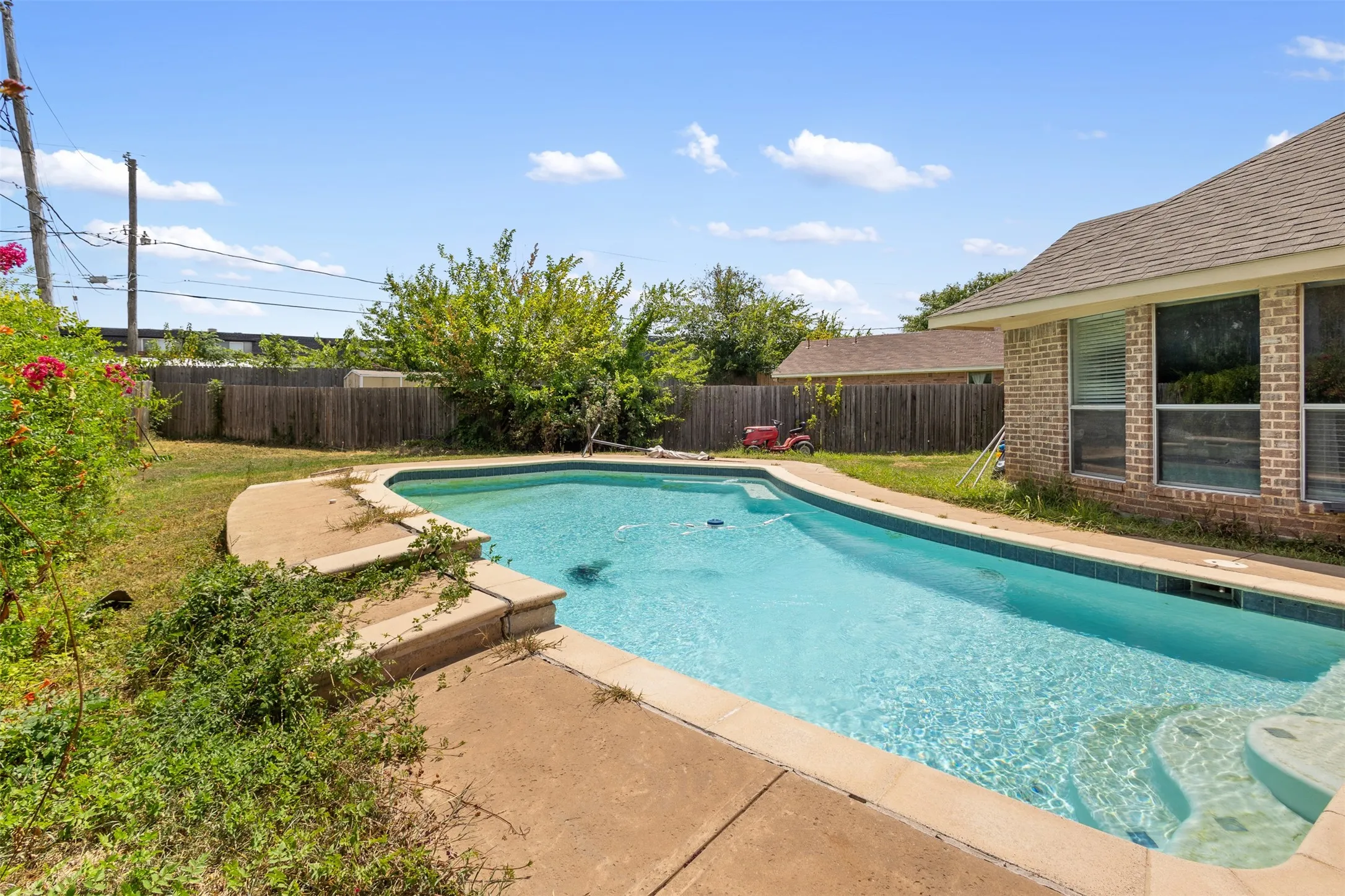 Single Family Residence For Sale in Tarrant County , 5344 Lynda Court, North Richland Hills, Texas 76180, 3 Bedroom, 2 Bathroom, 2 Garage spaces, 1,718 Sqft, built in 1999, mls#21362829, Real Estate Agent in North Richland Hills, Homes For Sale in Tarrant county, Homes For Sale in North Richland Hills, Realtor in North Richland Hills Texas, Real Estate Brokerage Independent Realty Texas, Luminita Cordes Realtor