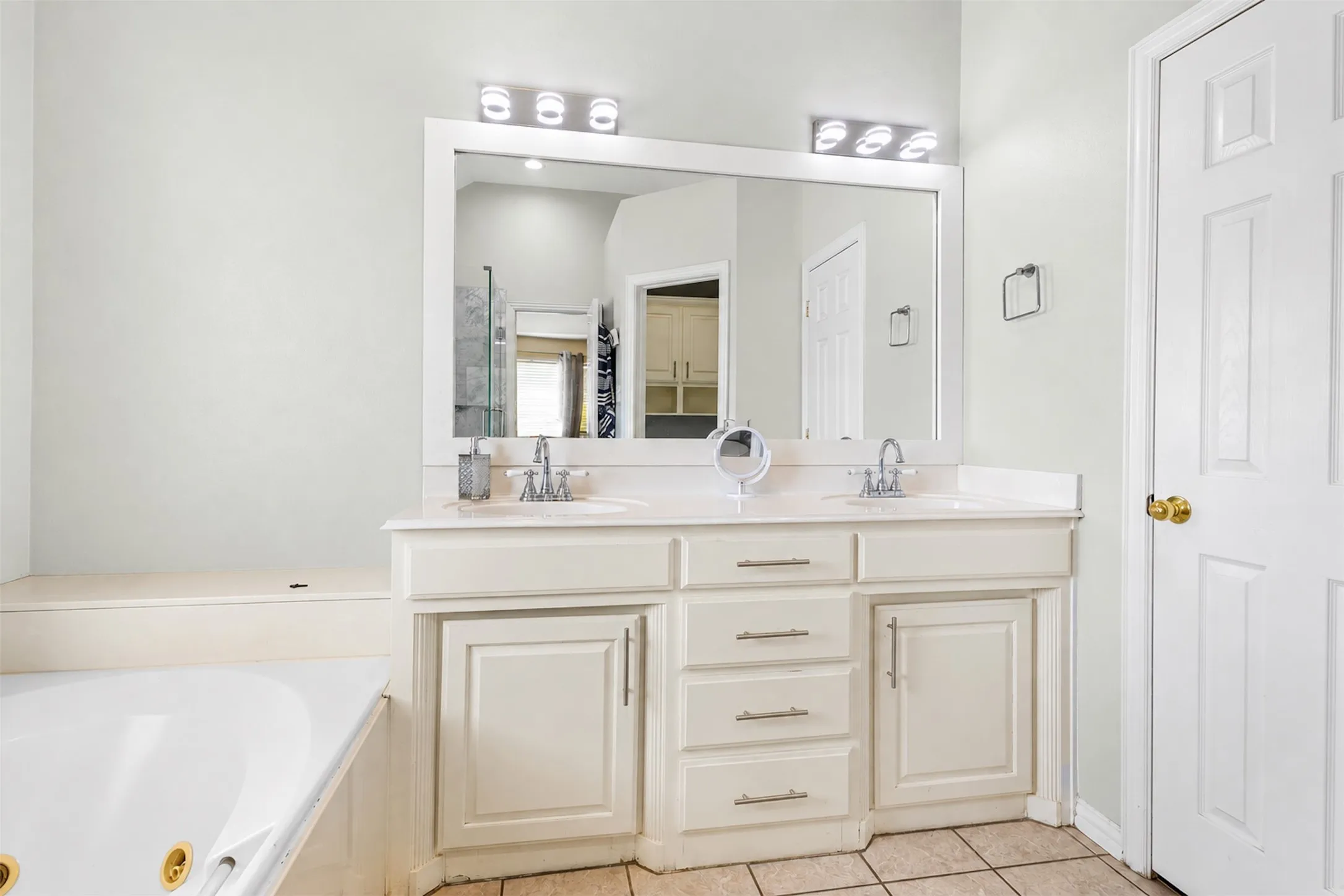 Single Family Residence For Sale in Tarrant County , 5344 Lynda Court, North Richland Hills, Texas 76180, 3 Bedroom, 2 Bathroom, 2 Garage spaces, 1,718 Sqft, built in 1999, mls#21362829, Real Estate Agent in North Richland Hills, Homes For Sale in Tarrant county, Homes For Sale in North Richland Hills, Realtor in North Richland Hills Texas, Real Estate Brokerage Independent Realty Texas, Luminita Cordes Realtor