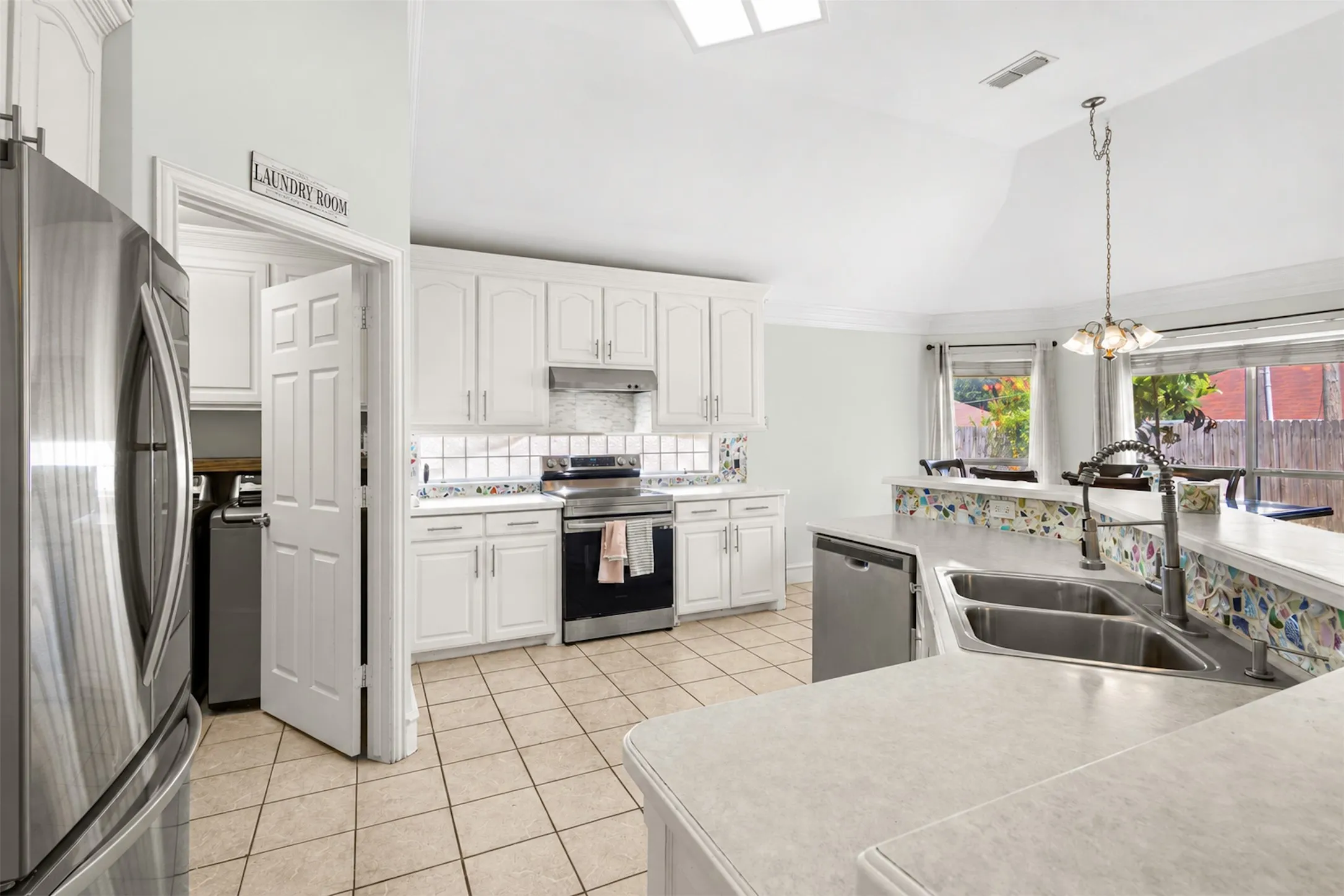 Single Family Residence For Sale in Tarrant County , 5344 Lynda Court, North Richland Hills, Texas 76180, 3 Bedroom, 2 Bathroom, 2 Garage spaces, 1,718 Sqft, built in 1999, mls#21362829, Real Estate Agent in North Richland Hills, Homes For Sale in Tarrant county, Homes For Sale in North Richland Hills, Realtor in North Richland Hills Texas, Real Estate Brokerage Independent Realty Texas, Luminita Cordes Realtor