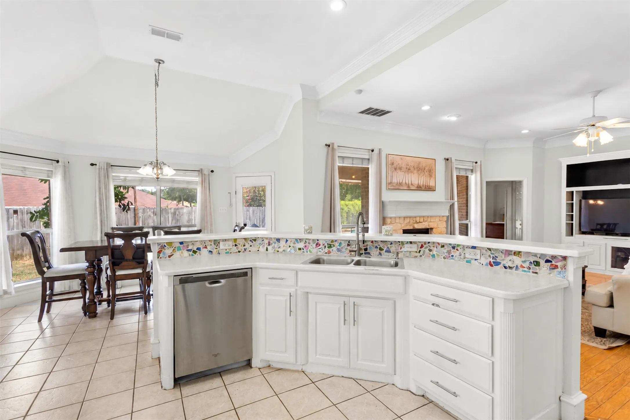 Single Family Residence For Sale in Tarrant County , 5344 Lynda Court, North Richland Hills, Texas 76180, 3 Bedroom, 2 Bathroom, 2 Garage spaces, 1,718 Sqft, built in 1999, mls#21362829, Real Estate Agent in North Richland Hills, Homes For Sale in Tarrant county, Homes For Sale in North Richland Hills, Realtor in North Richland Hills Texas, Real Estate Brokerage Independent Realty Texas, Luminita Cordes Realtor