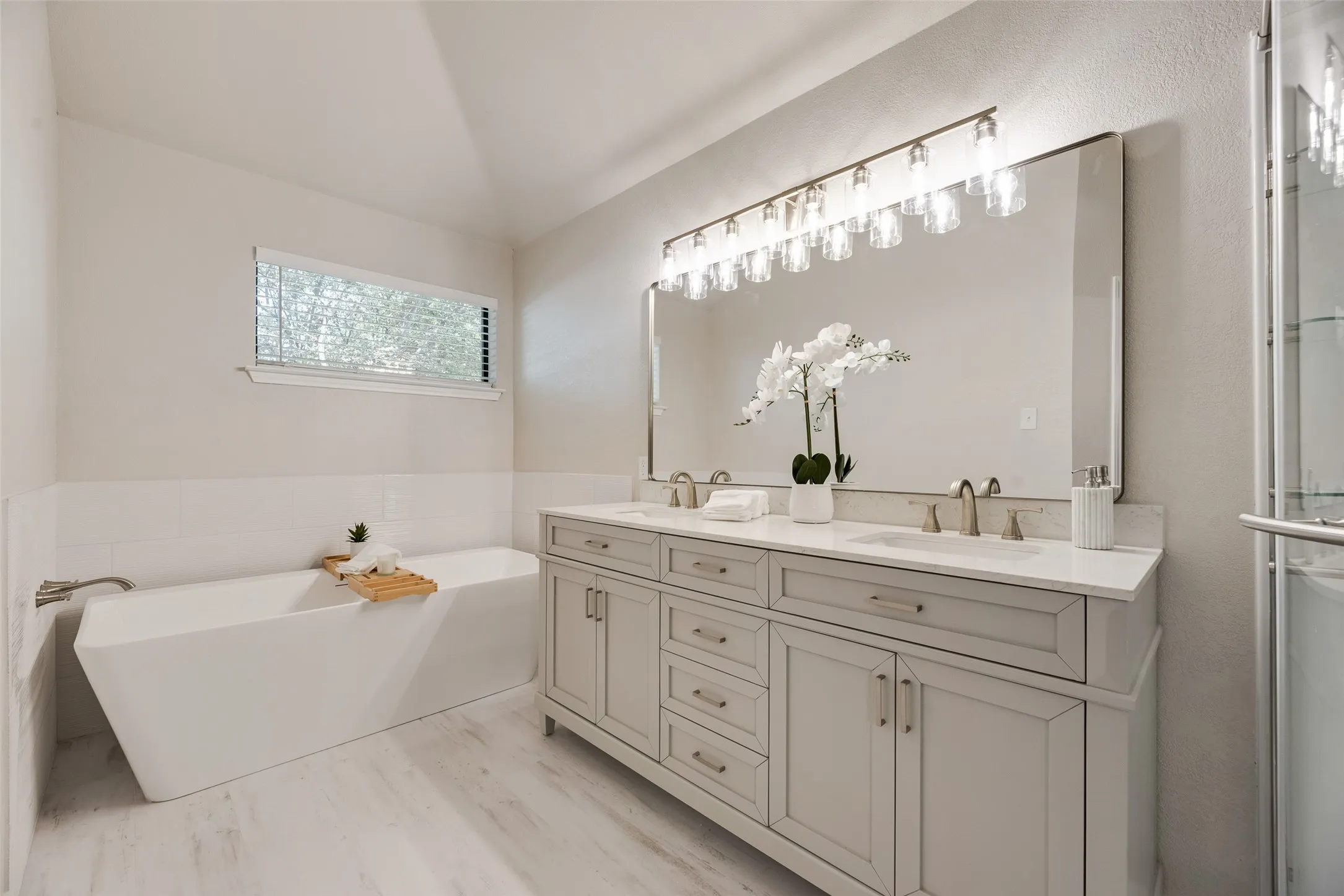 Soaking tub