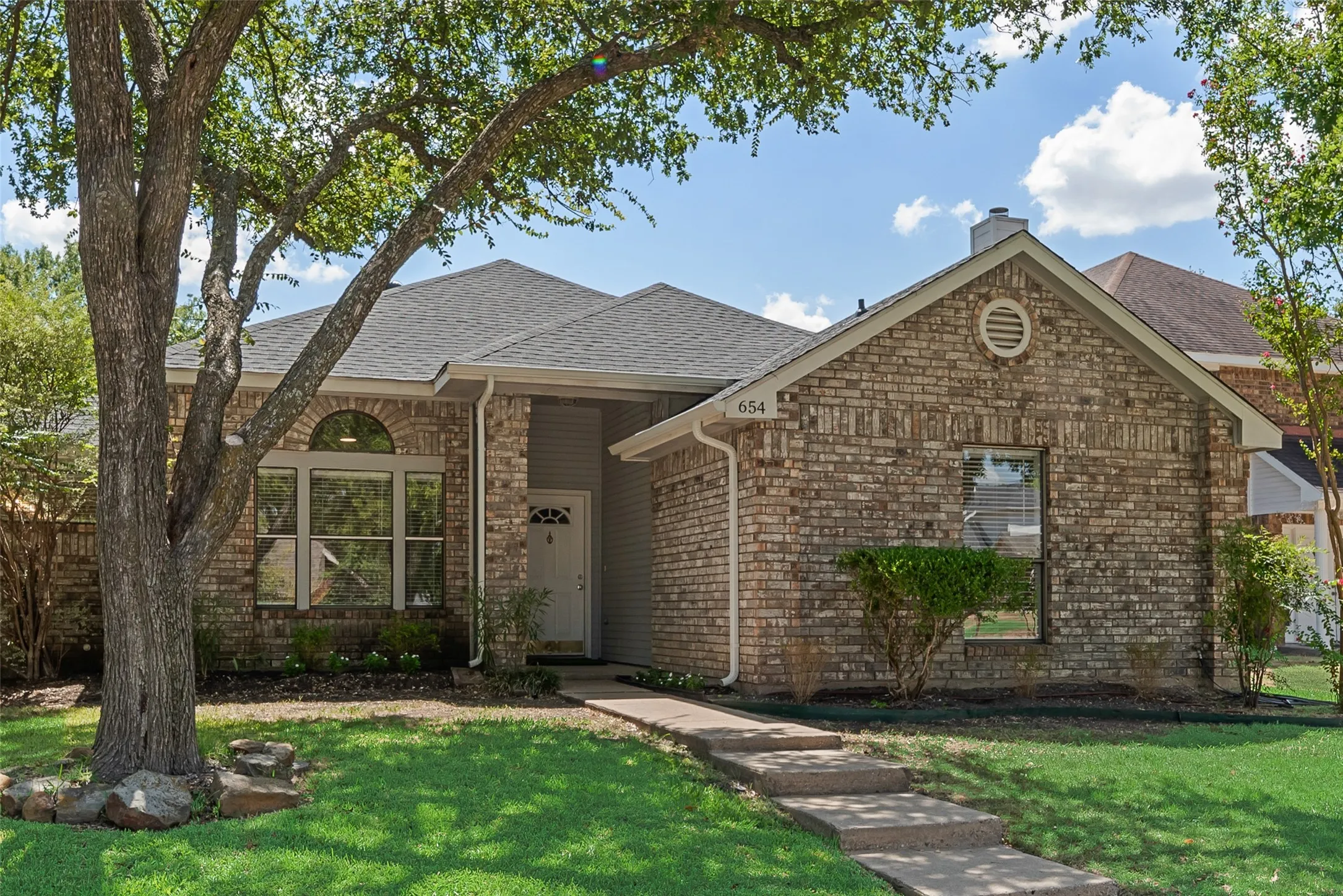 Single Family Residence For Sale in Collin County , 654 Spring Street, Allen, Texas 75002, 3 Bedroom, 2 Bathroom, 2 Garage spaces, 1,347 Sqft, built in 1986, mls#21335266, Real Estate Agent in Allen, Homes For Sale in Collin county, Homes For Sale in Allen, Realtor in Allen Texas, Real Estate Brokerage Independent Realty Texas, Luminita Cordes Realtor