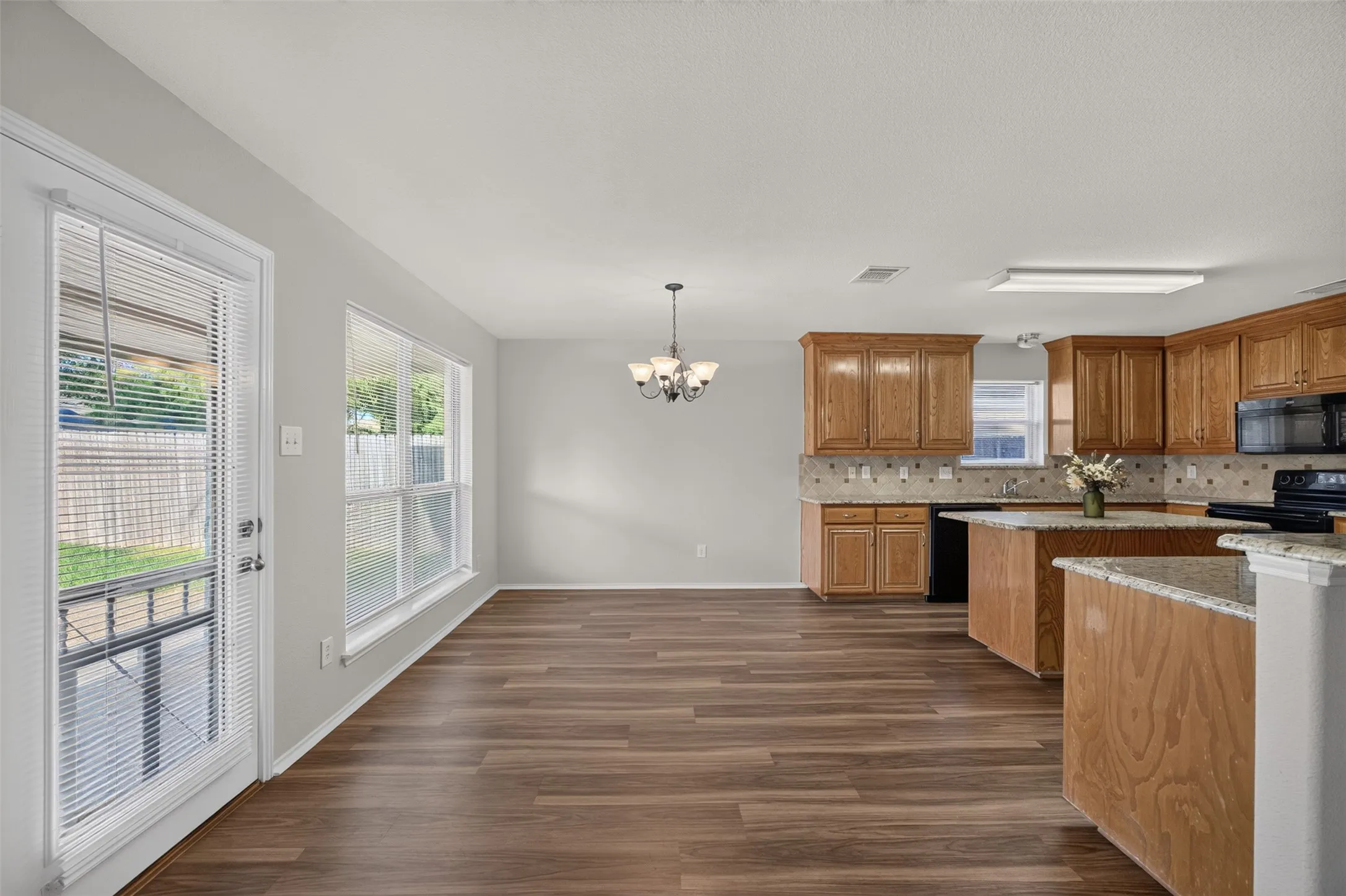 Single Family Residence For Sale in Ellis County , 332 Hacienda Drive, Waxahachie, Texas 75165, 3 Bedroom, 2 Bathroom, 2 Garage spaces, 1,933 Sqft, built in 2005, mls#21387485, Real Estate Agent in Waxahachie, Homes For Sale in Ellis county, Homes For Sale in Waxahachie, Realtor in Waxahachie Texas, Real Estate Brokerage Independent Realty Texas, Luminita Cordes Realtor