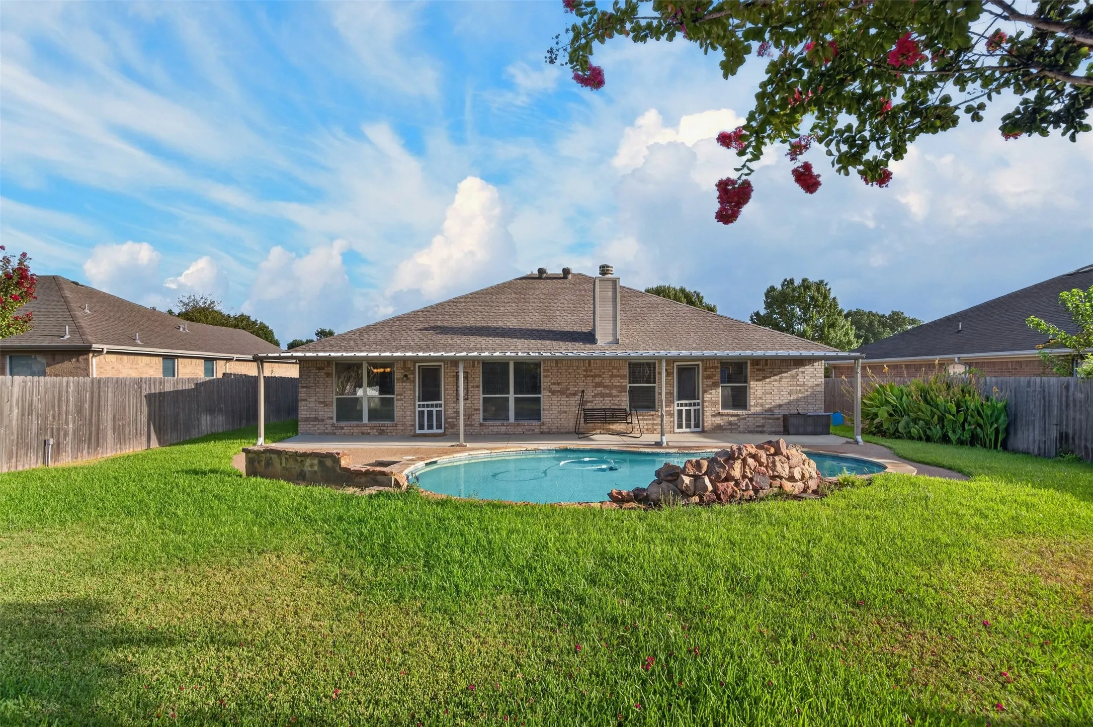 Single Family Residence For Sale in Ellis County , 332 Hacienda Drive, Waxahachie, Texas 75165, 3 Bedroom, 2 Bathroom, 2 Garage spaces, 1,933 Sqft, built in 2005, mls#21387485, Real Estate Agent in Waxahachie, Homes For Sale in Ellis county, Homes For Sale in Waxahachie, Realtor in Waxahachie Texas, Real Estate Brokerage Independent Realty Texas, Luminita Cordes Realtor