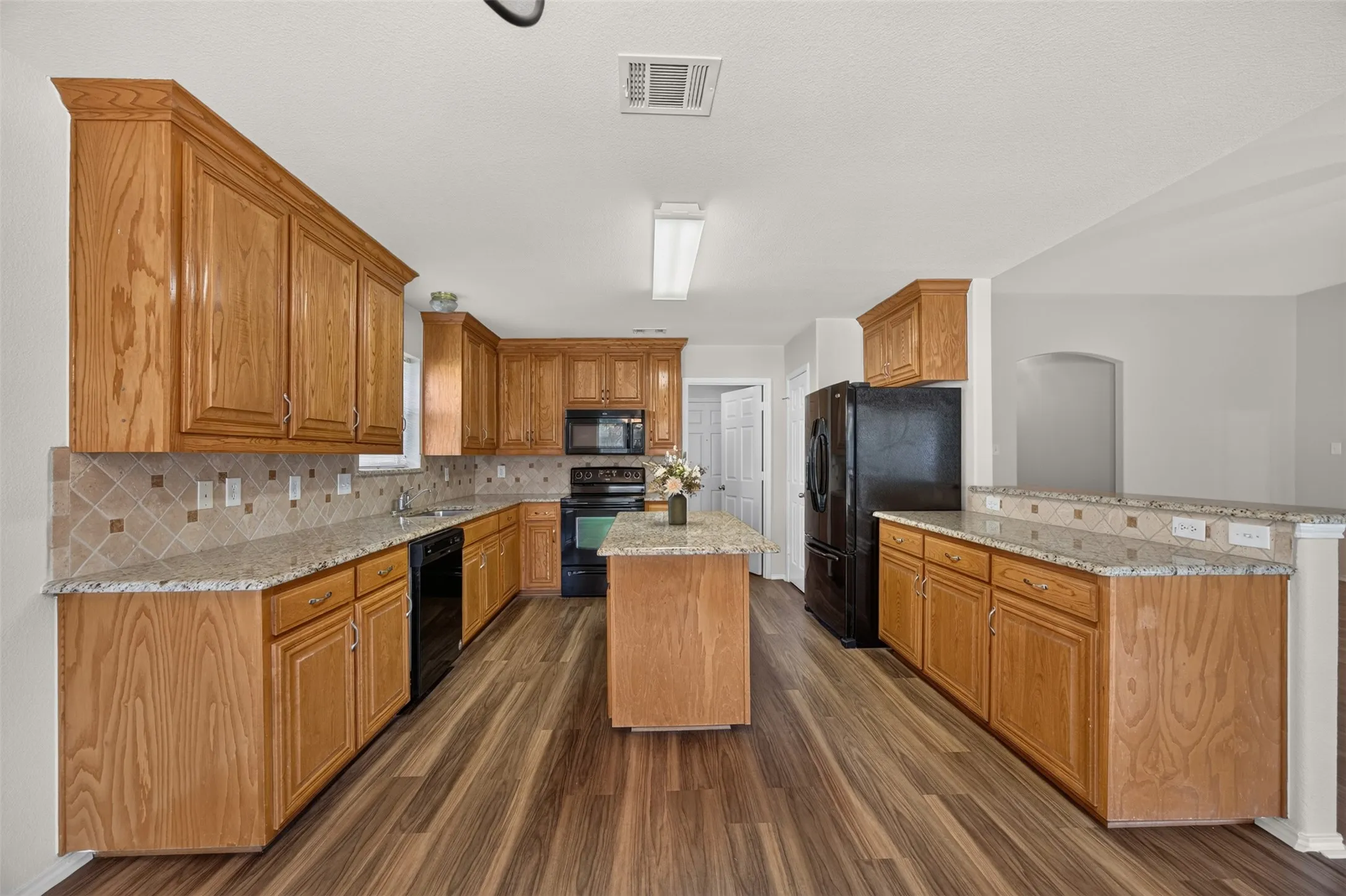 Single Family Residence For Sale in Ellis County , 332 Hacienda Drive, Waxahachie, Texas 75165, 3 Bedroom, 2 Bathroom, 2 Garage spaces, 1,933 Sqft, built in 2005, mls#21387485, Real Estate Agent in Waxahachie, Homes For Sale in Ellis county, Homes For Sale in Waxahachie, Realtor in Waxahachie Texas, Real Estate Brokerage Independent Realty Texas, Luminita Cordes Realtor