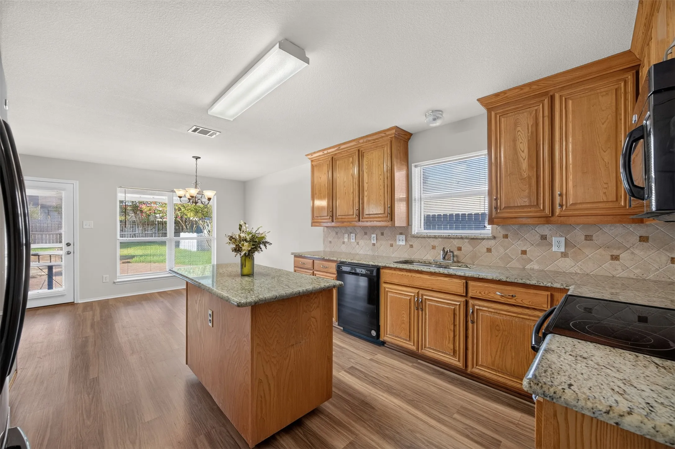 Single Family Residence For Sale in Ellis County , 332 Hacienda Drive, Waxahachie, Texas 75165, 3 Bedroom, 2 Bathroom, 2 Garage spaces, 1,933 Sqft, built in 2005, mls#21387485, Real Estate Agent in Waxahachie, Homes For Sale in Ellis county, Homes For Sale in Waxahachie, Realtor in Waxahachie Texas, Real Estate Brokerage Independent Realty Texas, Luminita Cordes Realtor