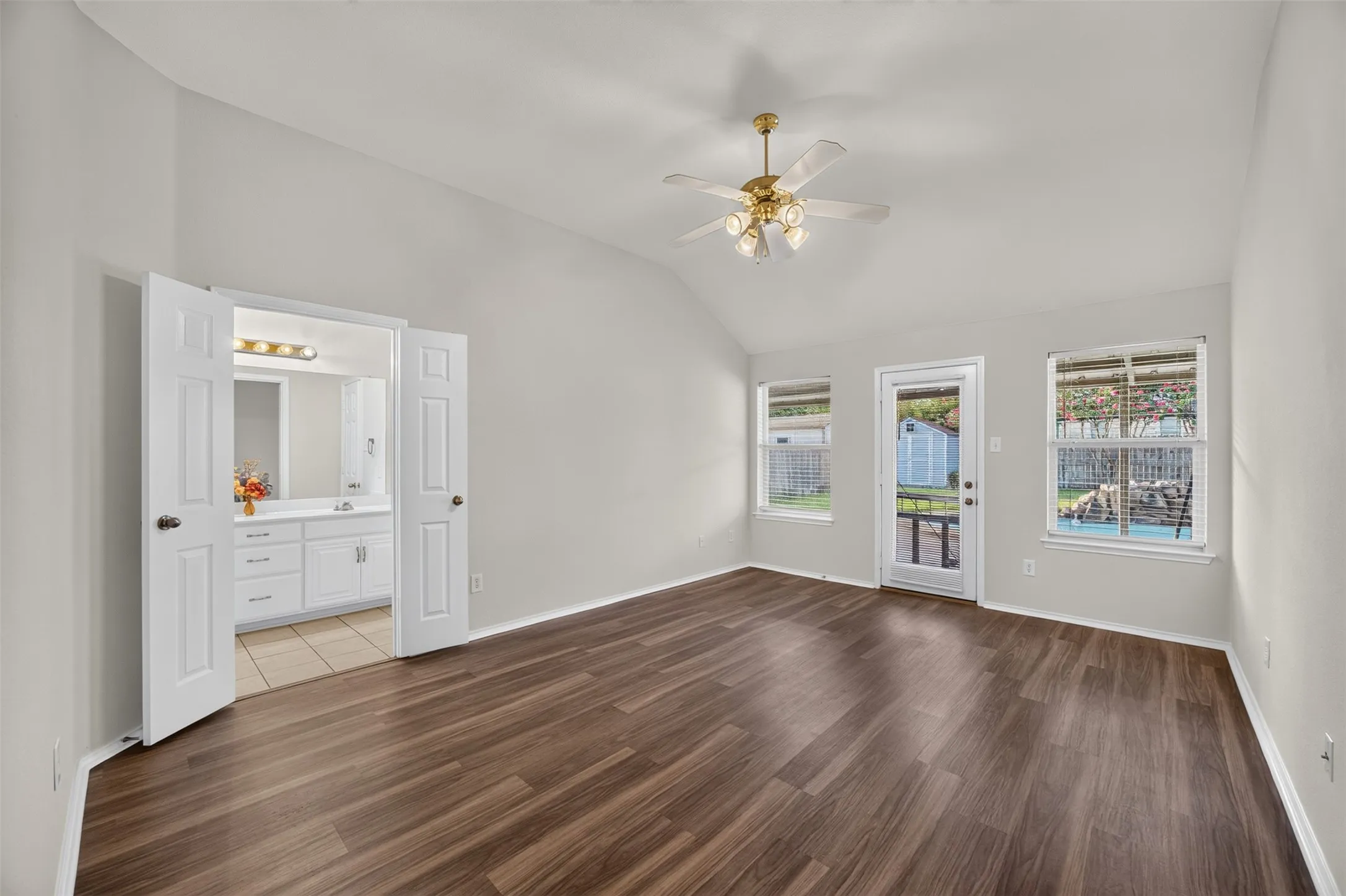 Single Family Residence For Sale in Ellis County , 332 Hacienda Drive, Waxahachie, Texas 75165, 3 Bedroom, 2 Bathroom, 2 Garage spaces, 1,933 Sqft, built in 2005, mls#21387485, Real Estate Agent in Waxahachie, Homes For Sale in Ellis county, Homes For Sale in Waxahachie, Realtor in Waxahachie Texas, Real Estate Brokerage Independent Realty Texas, Luminita Cordes Realtor