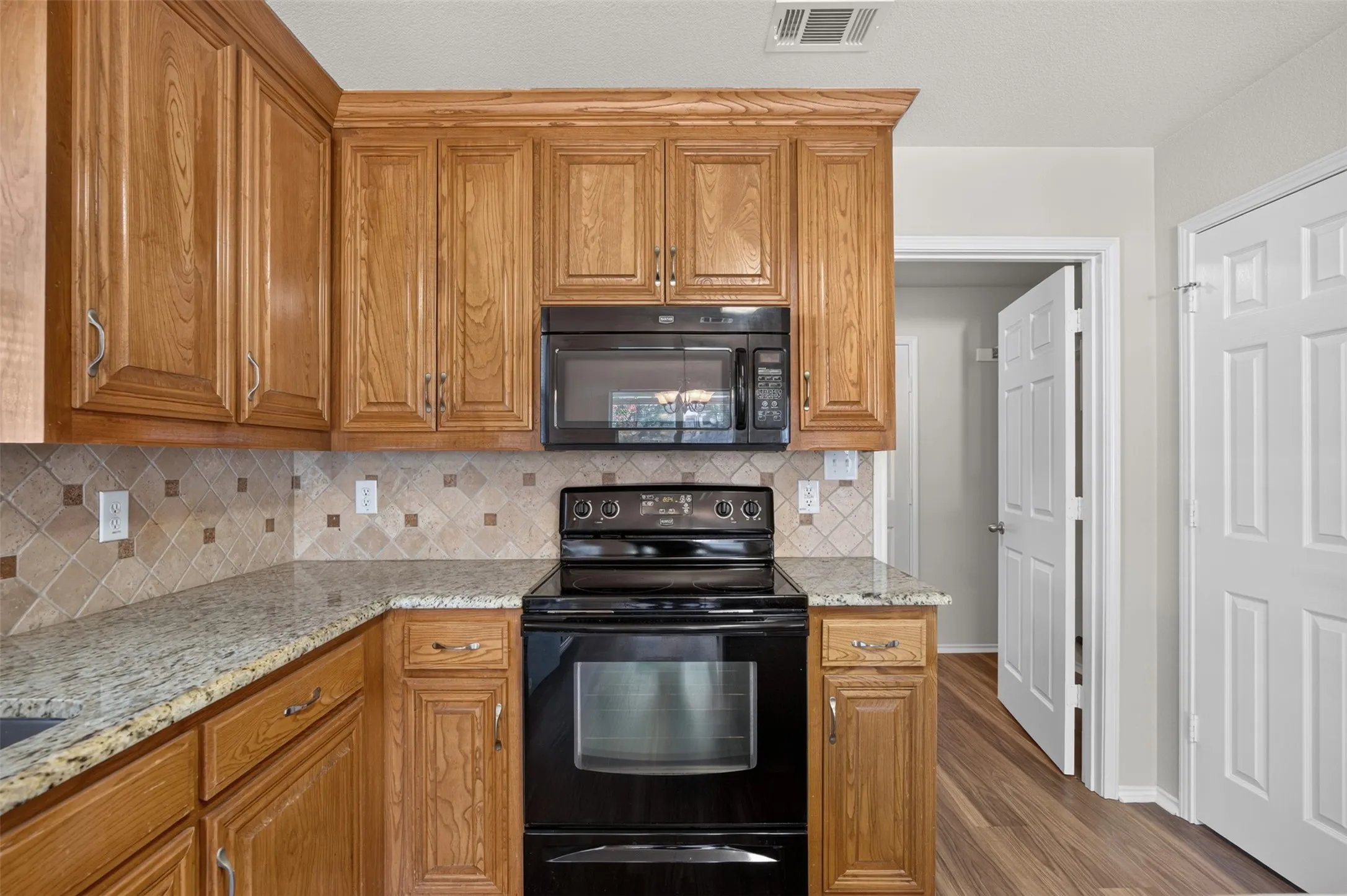 Single Family Residence For Sale in Ellis County , 332 Hacienda Drive, Waxahachie, Texas 75165, 3 Bedroom, 2 Bathroom, 2 Garage spaces, 1,933 Sqft, built in 2005, mls#21387485, Real Estate Agent in Waxahachie, Homes For Sale in Ellis county, Homes For Sale in Waxahachie, Realtor in Waxahachie Texas, Real Estate Brokerage Independent Realty Texas, Luminita Cordes Realtor