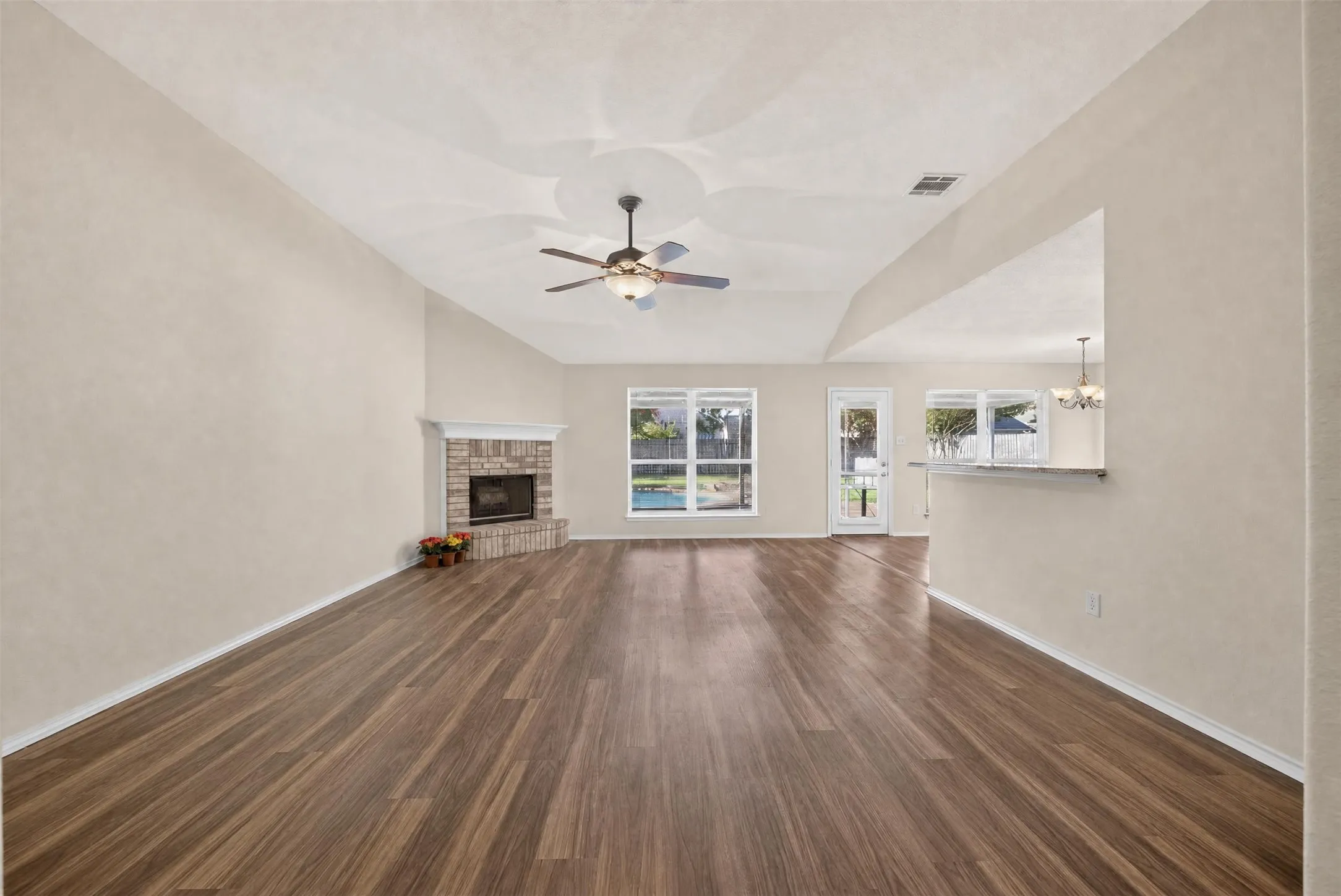 Single Family Residence For Sale in Ellis County , 332 Hacienda Drive, Waxahachie, Texas 75165, 3 Bedroom, 2 Bathroom, 2 Garage spaces, 1,933 Sqft, built in 2005, mls#21387485, Real Estate Agent in Waxahachie, Homes For Sale in Ellis county, Homes For Sale in Waxahachie, Realtor in Waxahachie Texas, Real Estate Brokerage Independent Realty Texas, Luminita Cordes Realtor
