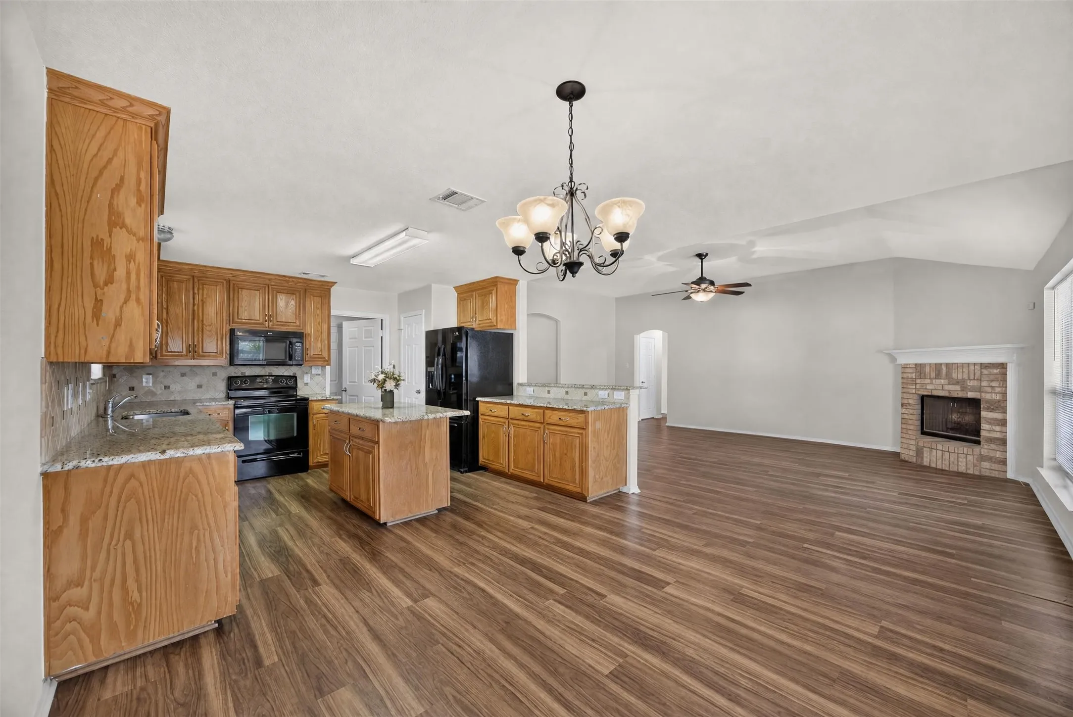 Single Family Residence For Sale in Ellis County , 332 Hacienda Drive, Waxahachie, Texas 75165, 3 Bedroom, 2 Bathroom, 2 Garage spaces, 1,933 Sqft, built in 2005, mls#21387485, Real Estate Agent in Waxahachie, Homes For Sale in Ellis county, Homes For Sale in Waxahachie, Realtor in Waxahachie Texas, Real Estate Brokerage Independent Realty Texas, Luminita Cordes Realtor