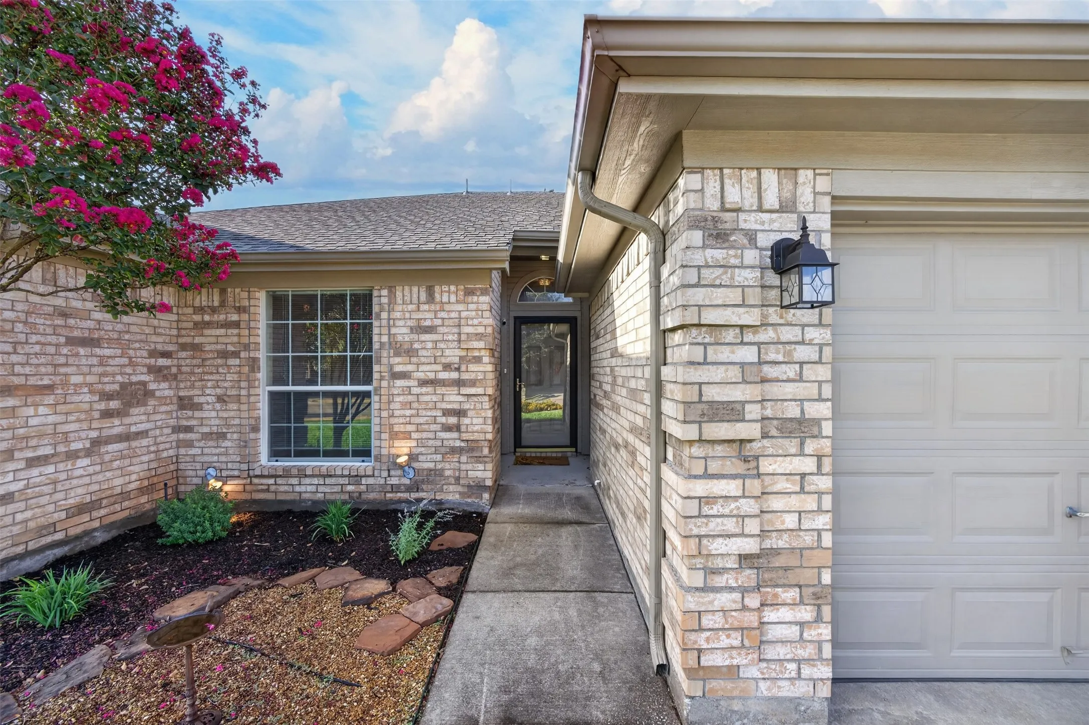 Single Family Residence For Sale in Ellis County , 332 Hacienda Drive, Waxahachie, Texas 75165, 3 Bedroom, 2 Bathroom, 2 Garage spaces, 1,933 Sqft, built in 2005, mls#21387485, Real Estate Agent in Waxahachie, Homes For Sale in Ellis county, Homes For Sale in Waxahachie, Realtor in Waxahachie Texas, Real Estate Brokerage Independent Realty Texas, Luminita Cordes Realtor