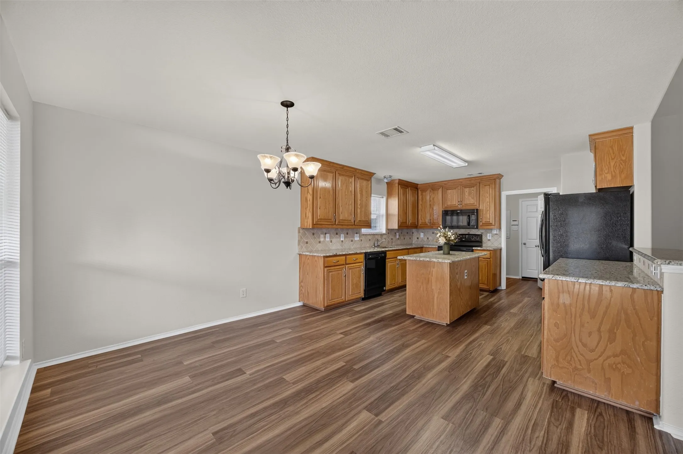 Single Family Residence For Sale in Ellis County , 332 Hacienda Drive, Waxahachie, Texas 75165, 3 Bedroom, 2 Bathroom, 2 Garage spaces, 1,933 Sqft, built in 2005, mls#21387485, Real Estate Agent in Waxahachie, Homes For Sale in Ellis county, Homes For Sale in Waxahachie, Realtor in Waxahachie Texas, Real Estate Brokerage Independent Realty Texas, Luminita Cordes Realtor