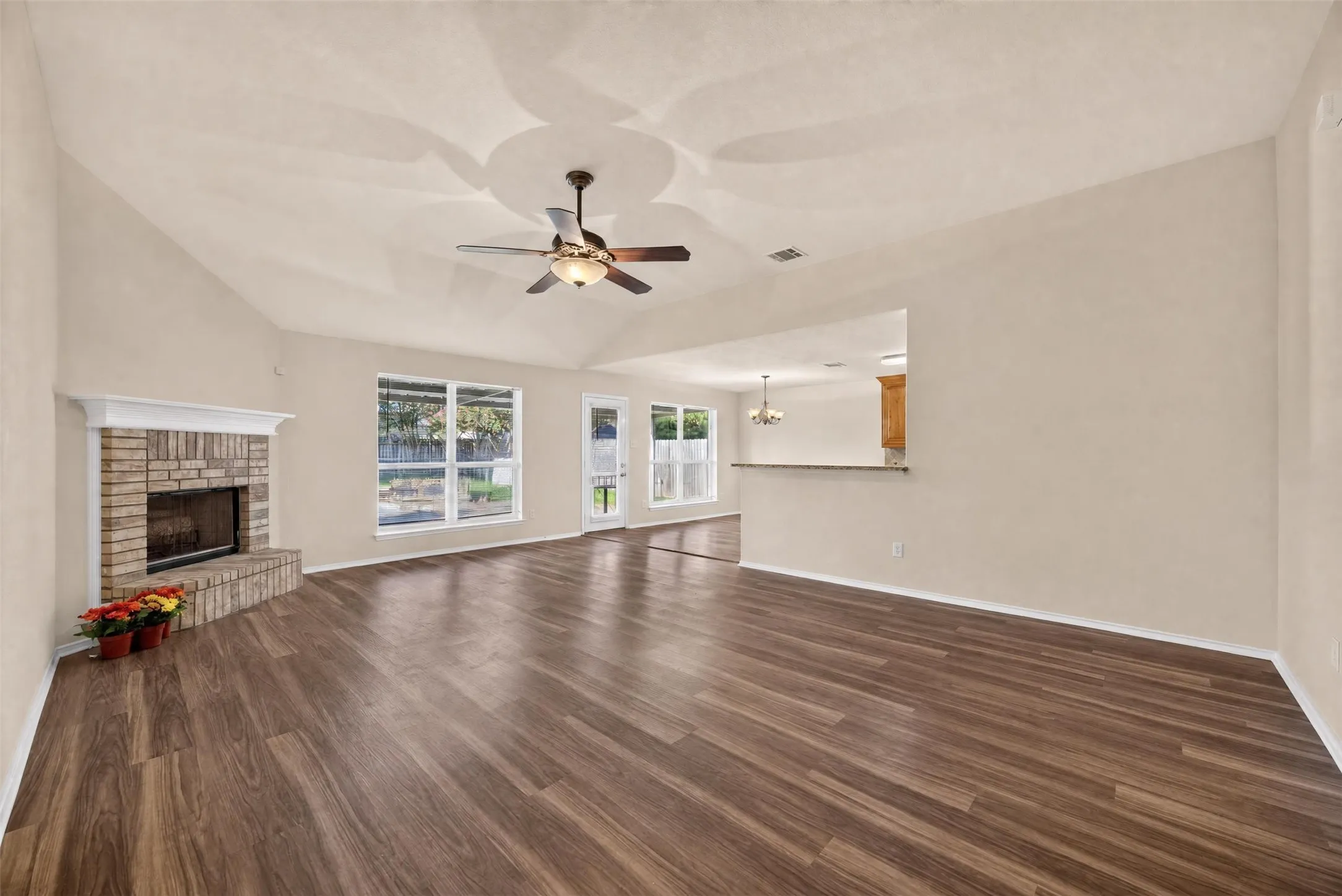 Single Family Residence For Sale in Ellis County , 332 Hacienda Drive, Waxahachie, Texas 75165, 3 Bedroom, 2 Bathroom, 2 Garage spaces, 1,933 Sqft, built in 2005, mls#21387485, Real Estate Agent in Waxahachie, Homes For Sale in Ellis county, Homes For Sale in Waxahachie, Realtor in Waxahachie Texas, Real Estate Brokerage Independent Realty Texas, Luminita Cordes Realtor