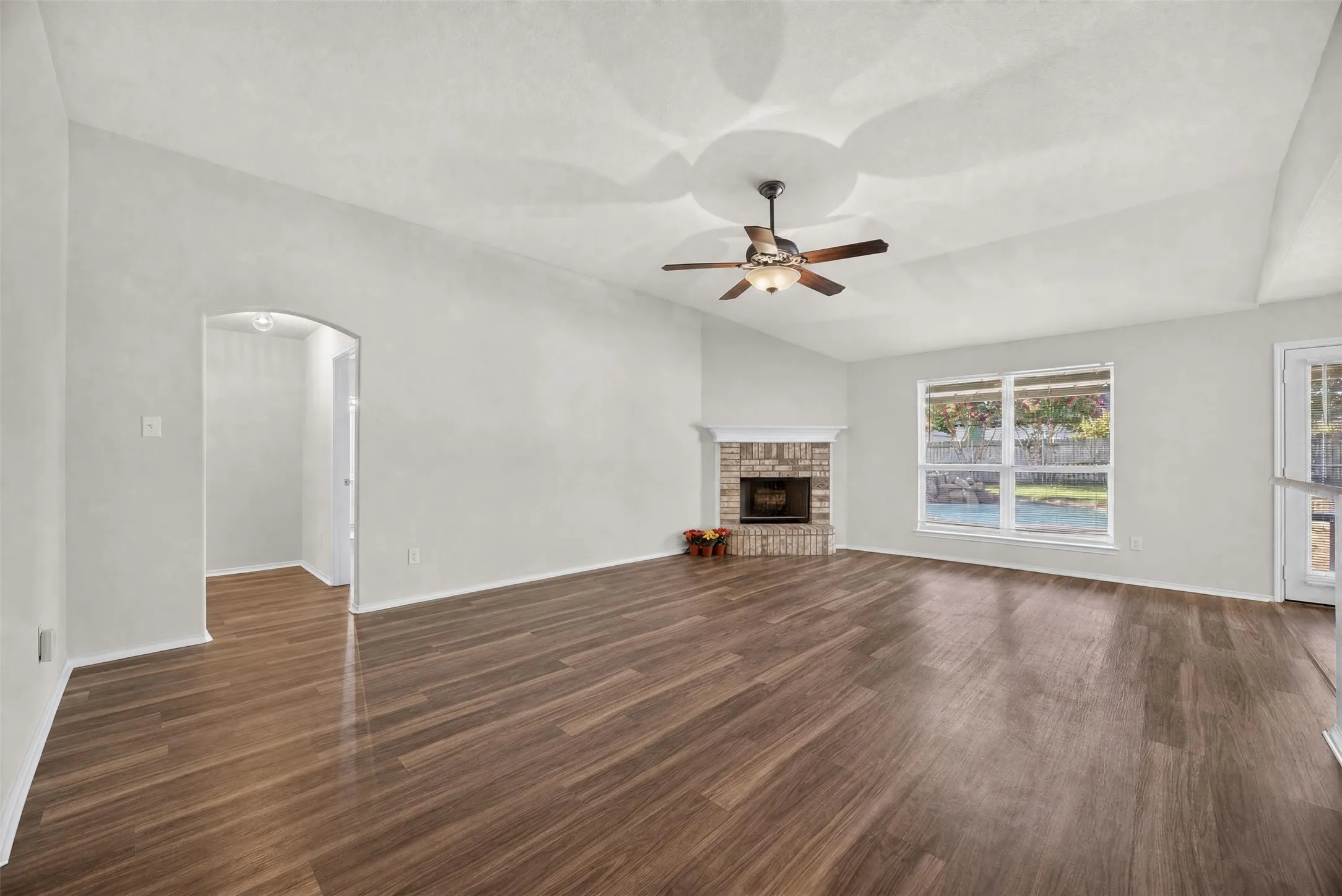 Single Family Residence For Sale in Ellis County , 332 Hacienda Drive, Waxahachie, Texas 75165, 3 Bedroom, 2 Bathroom, 2 Garage spaces, 1,933 Sqft, built in 2005, mls#21387485, Real Estate Agent in Waxahachie, Homes For Sale in Ellis county, Homes For Sale in Waxahachie, Realtor in Waxahachie Texas, Real Estate Brokerage Independent Realty Texas, Luminita Cordes Realtor