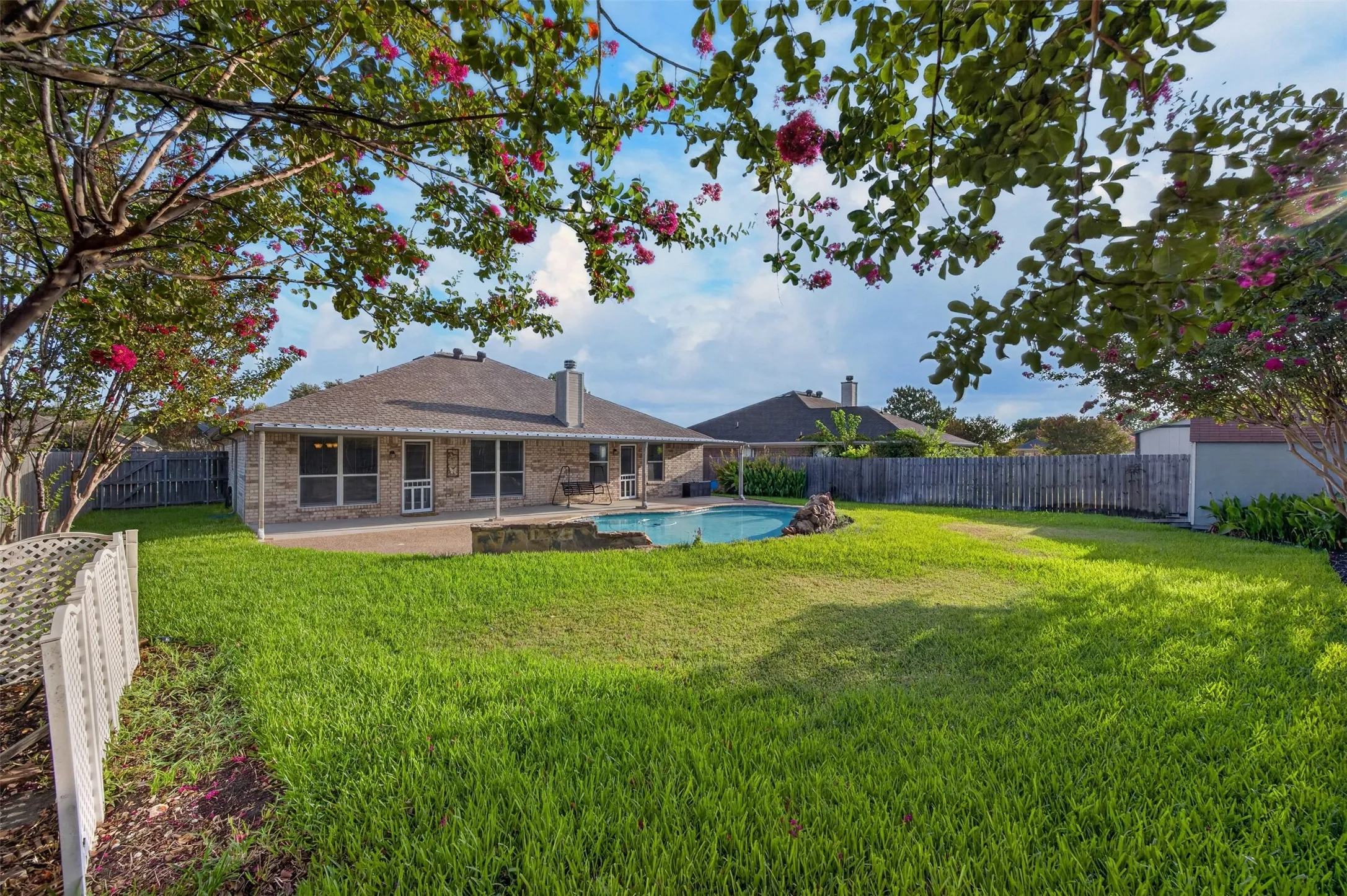 Single Family Residence For Sale in Ellis County , 332 Hacienda Drive, Waxahachie, Texas 75165, 3 Bedroom, 2 Bathroom, 2 Garage spaces, 1,933 Sqft, built in 2005, mls#21387485, Real Estate Agent in Waxahachie, Homes For Sale in Ellis county, Homes For Sale in Waxahachie, Realtor in Waxahachie Texas, Real Estate Brokerage Independent Realty Texas, Luminita Cordes Realtor