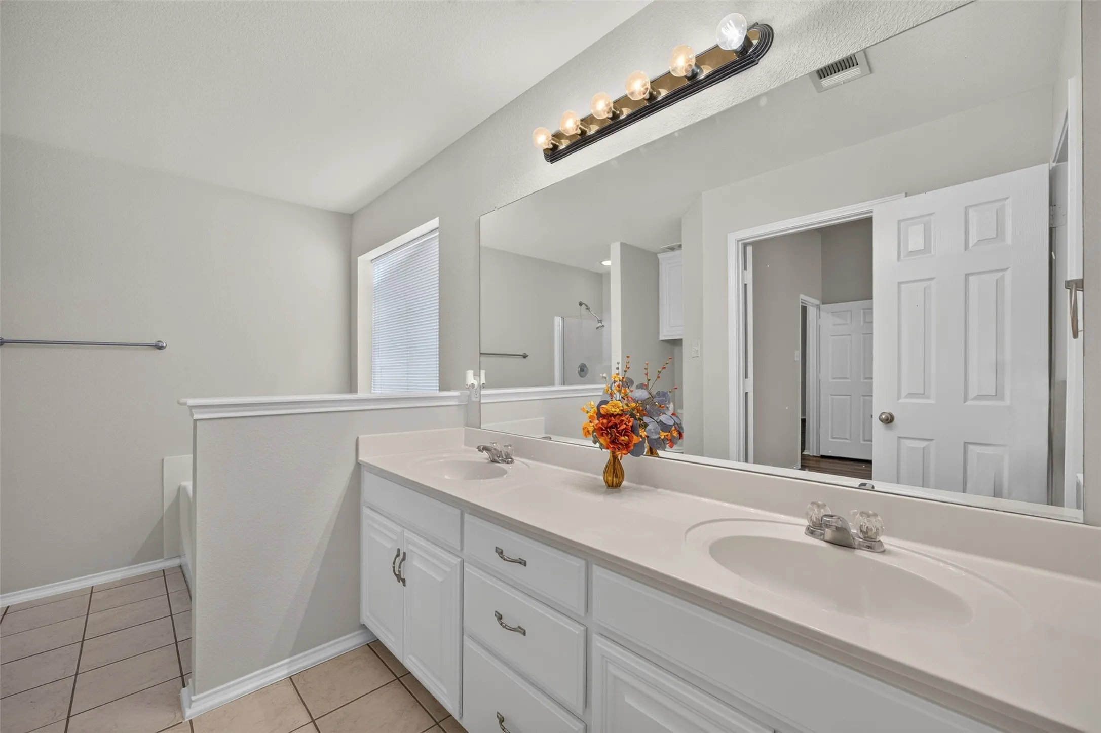 Single Family Residence For Sale in Ellis County , 332 Hacienda Drive, Waxahachie, Texas 75165, 3 Bedroom, 2 Bathroom, 2 Garage spaces, 1,933 Sqft, built in 2005, mls#21387485, Real Estate Agent in Waxahachie, Homes For Sale in Ellis county, Homes For Sale in Waxahachie, Realtor in Waxahachie Texas, Real Estate Brokerage Independent Realty Texas, Luminita Cordes Realtor