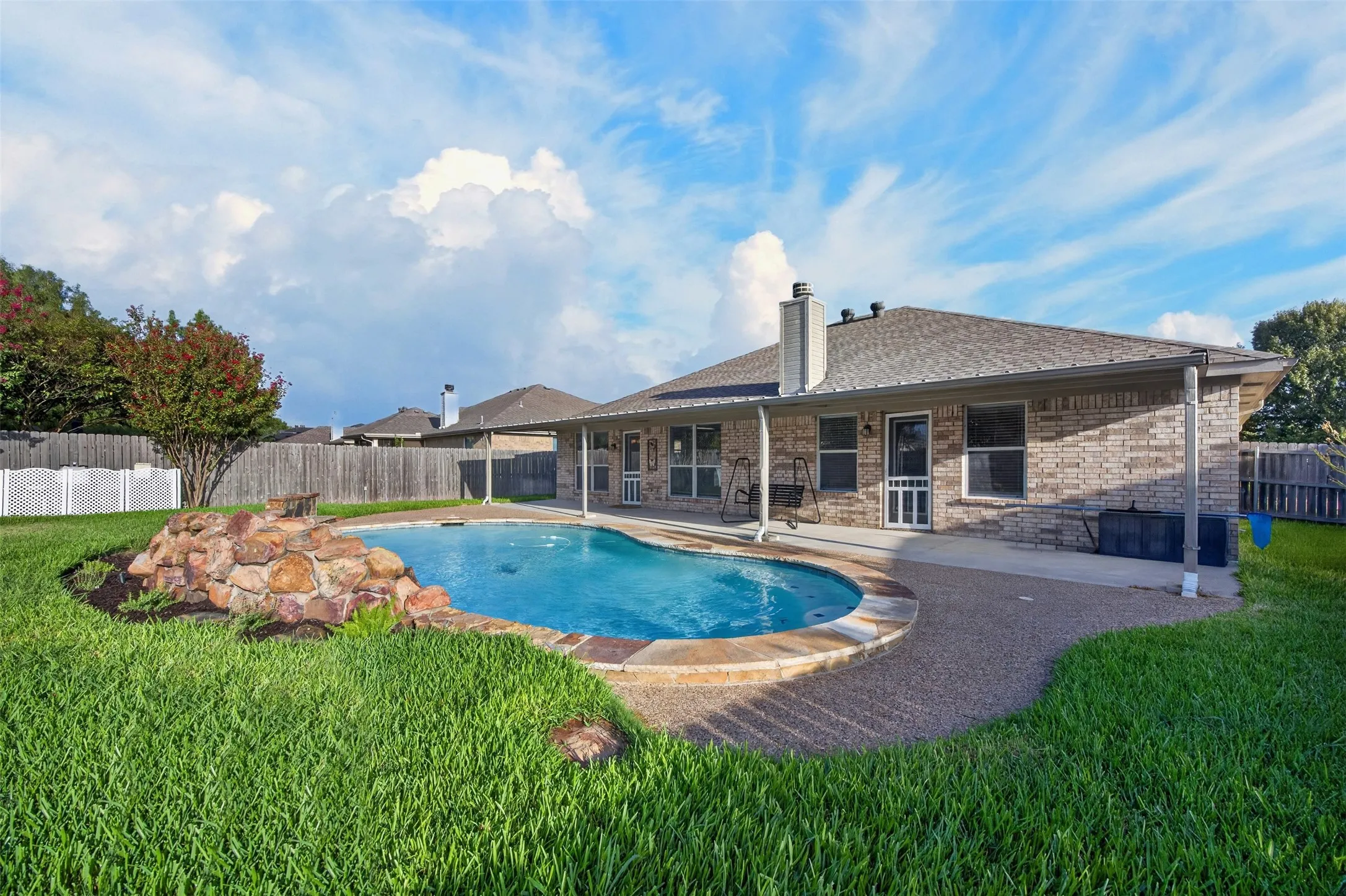 Single Family Residence For Sale in Ellis County , 332 Hacienda Drive, Waxahachie, Texas 75165, 3 Bedroom, 2 Bathroom, 2 Garage spaces, 1,933 Sqft, built in 2005, mls#21387485, Real Estate Agent in Waxahachie, Homes For Sale in Ellis county, Homes For Sale in Waxahachie, Realtor in Waxahachie Texas, Real Estate Brokerage Independent Realty Texas, Luminita Cordes Realtor