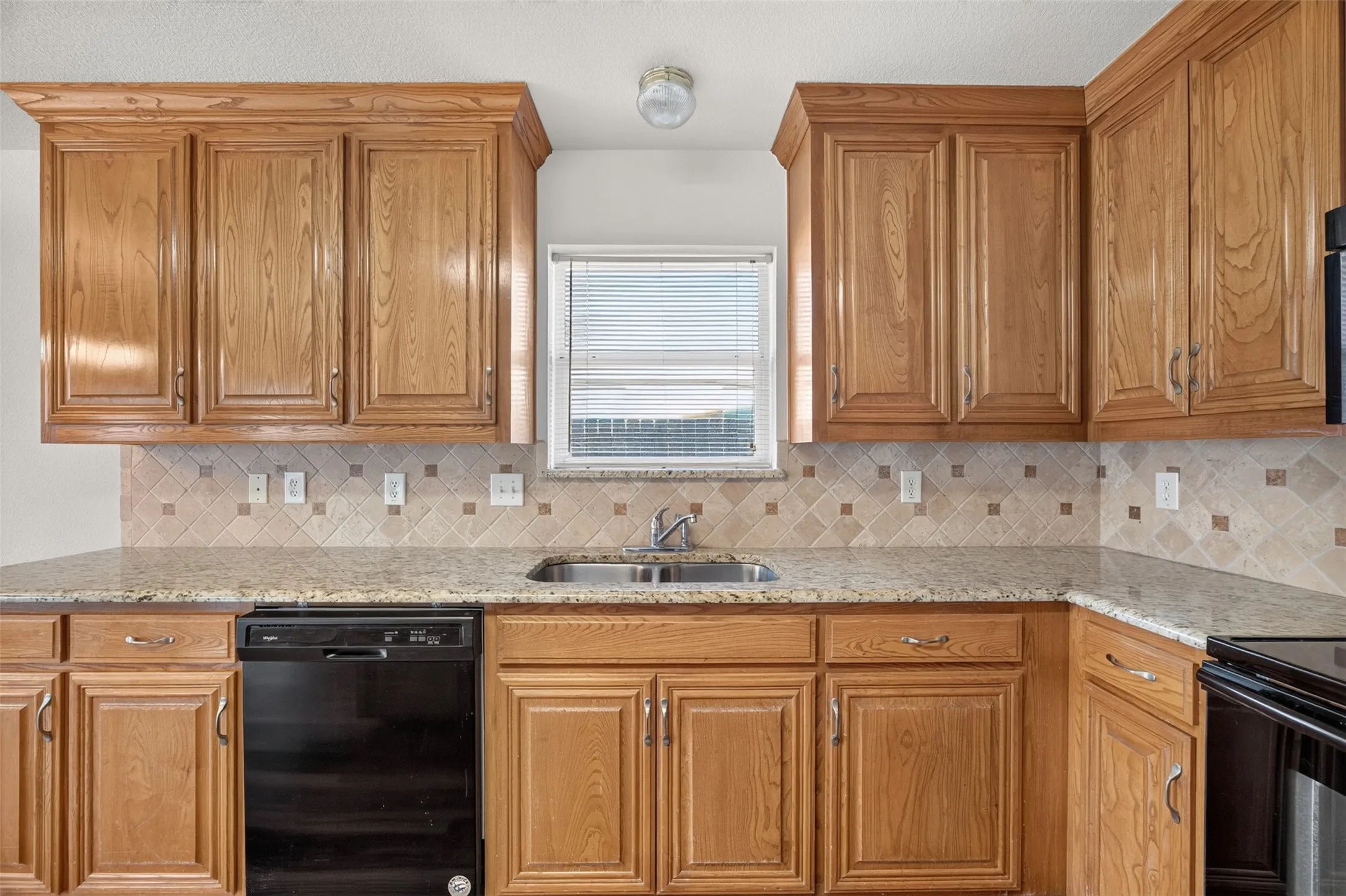 Single Family Residence For Sale in Ellis County , 332 Hacienda Drive, Waxahachie, Texas 75165, 3 Bedroom, 2 Bathroom, 2 Garage spaces, 1,933 Sqft, built in 2005, mls#21387485, Real Estate Agent in Waxahachie, Homes For Sale in Ellis county, Homes For Sale in Waxahachie, Realtor in Waxahachie Texas, Real Estate Brokerage Independent Realty Texas, Luminita Cordes Realtor