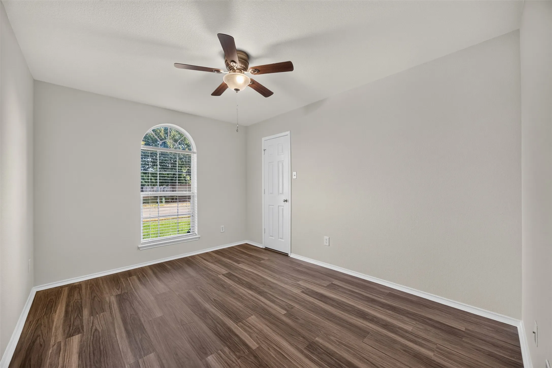 Single Family Residence For Sale in Ellis County , 332 Hacienda Drive, Waxahachie, Texas 75165, 3 Bedroom, 2 Bathroom, 2 Garage spaces, 1,933 Sqft, built in 2005, mls#21387485, Real Estate Agent in Waxahachie, Homes For Sale in Ellis county, Homes For Sale in Waxahachie, Realtor in Waxahachie Texas, Real Estate Brokerage Independent Realty Texas, Luminita Cordes Realtor