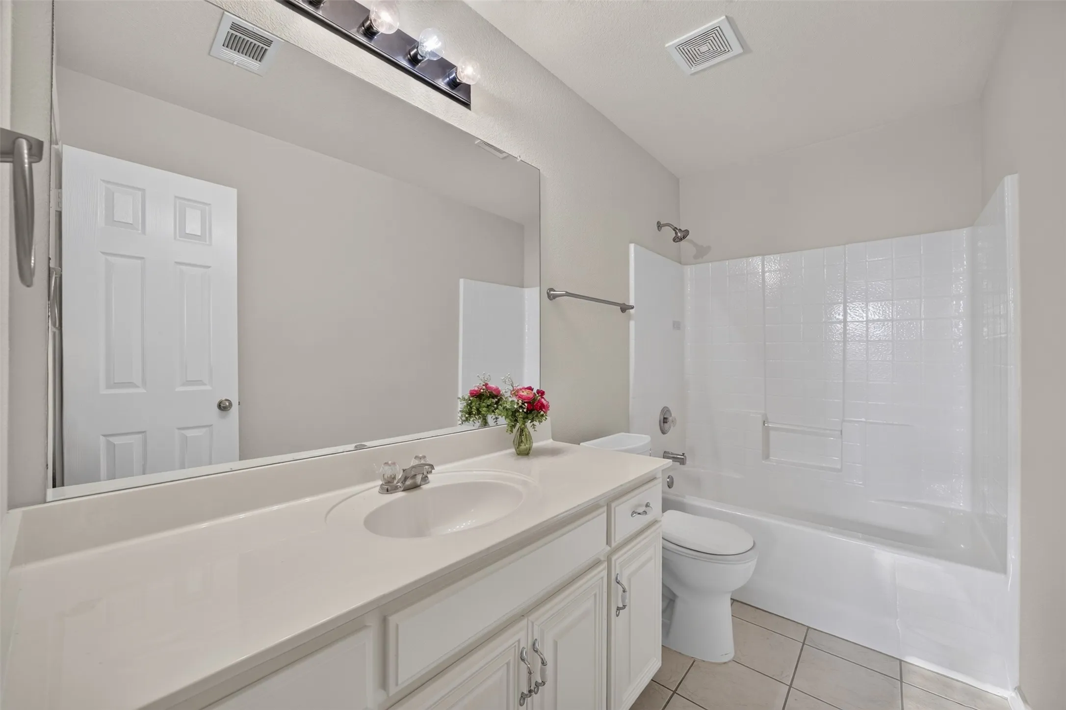 Single Family Residence For Sale in Ellis County , 332 Hacienda Drive, Waxahachie, Texas 75165, 3 Bedroom, 2 Bathroom, 2 Garage spaces, 1,933 Sqft, built in 2005, mls#21387485, Real Estate Agent in Waxahachie, Homes For Sale in Ellis county, Homes For Sale in Waxahachie, Realtor in Waxahachie Texas, Real Estate Brokerage Independent Realty Texas, Luminita Cordes Realtor