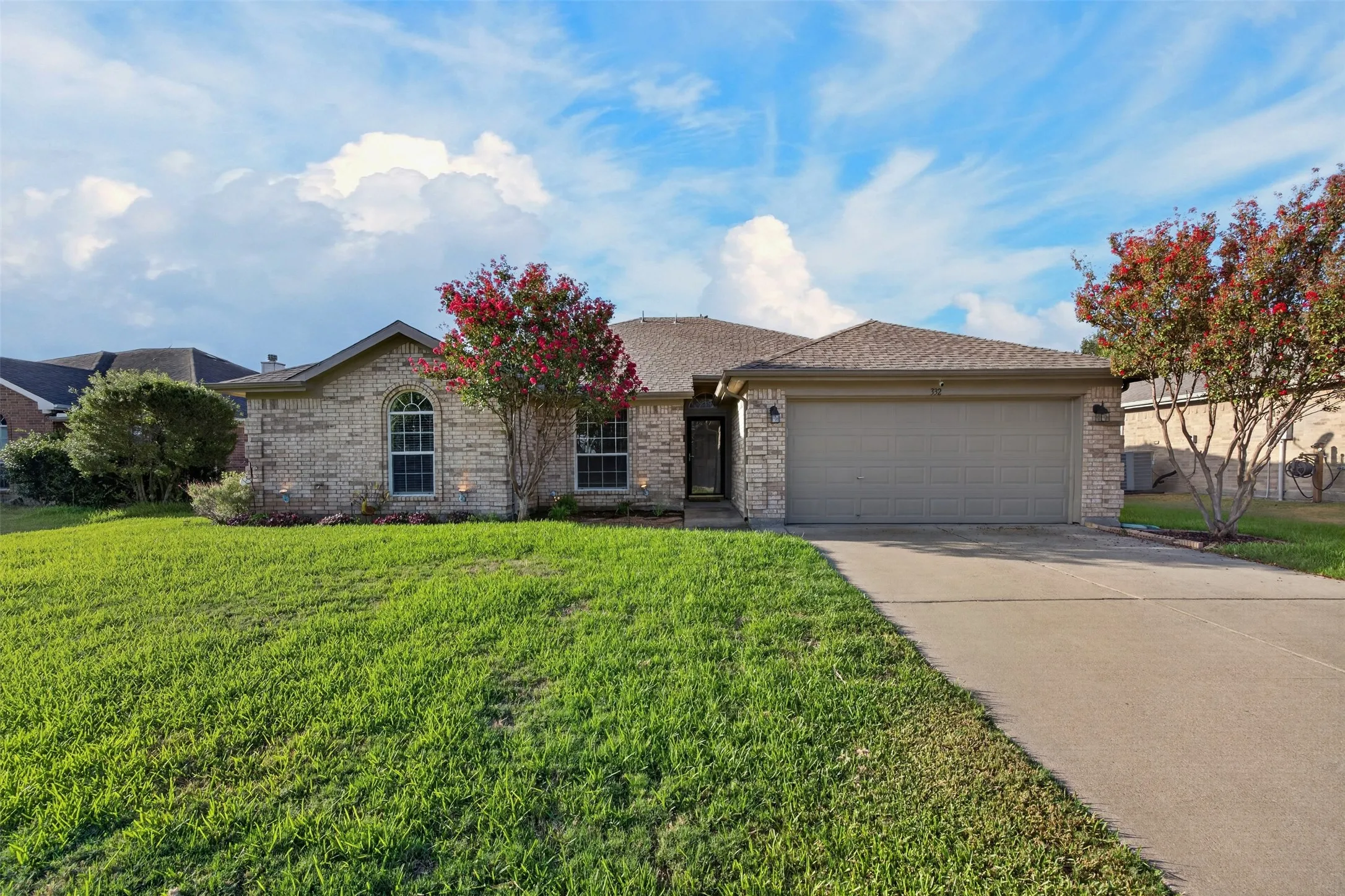 Single Family Residence For Sale in Ellis County , 332 Hacienda Drive, Waxahachie, Texas 75165, 3 Bedroom, 2 Bathroom, 2 Garage spaces, 1,933 Sqft, built in 2005, mls#21387485, Real Estate Agent in Waxahachie, Homes For Sale in Ellis county, Homes For Sale in Waxahachie, Realtor in Waxahachie Texas, Real Estate Brokerage Independent Realty Texas, Luminita Cordes Realtor