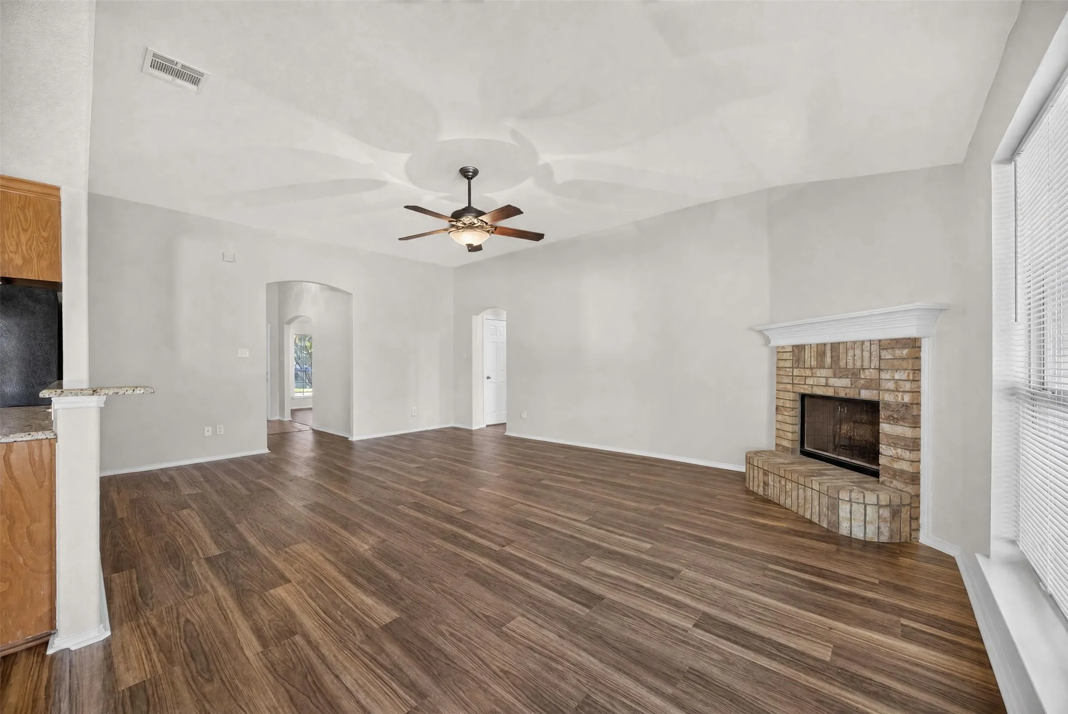 Single Family Residence For Sale in Ellis County , 332 Hacienda Drive, Waxahachie, Texas 75165, 3 Bedroom, 2 Bathroom, 2 Garage spaces, 1,933 Sqft, built in 2005, mls#21387485, Real Estate Agent in Waxahachie, Homes For Sale in Ellis county, Homes For Sale in Waxahachie, Realtor in Waxahachie Texas, Real Estate Brokerage Independent Realty Texas, Luminita Cordes Realtor