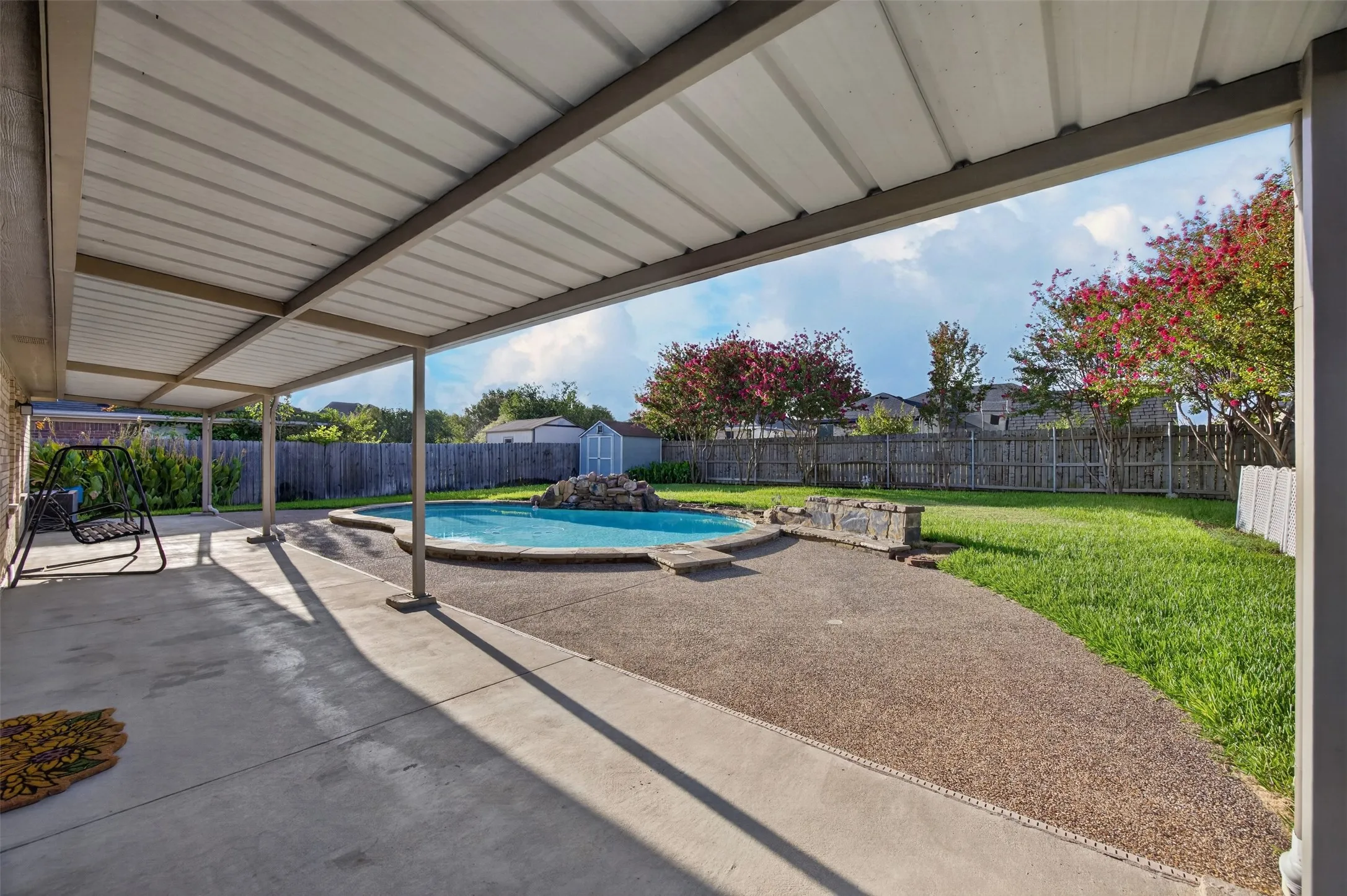 Single Family Residence For Sale in Ellis County , 332 Hacienda Drive, Waxahachie, Texas 75165, 3 Bedroom, 2 Bathroom, 2 Garage spaces, 1,933 Sqft, built in 2005, mls#21387485, Real Estate Agent in Waxahachie, Homes For Sale in Ellis county, Homes For Sale in Waxahachie, Realtor in Waxahachie Texas, Real Estate Brokerage Independent Realty Texas, Luminita Cordes Realtor