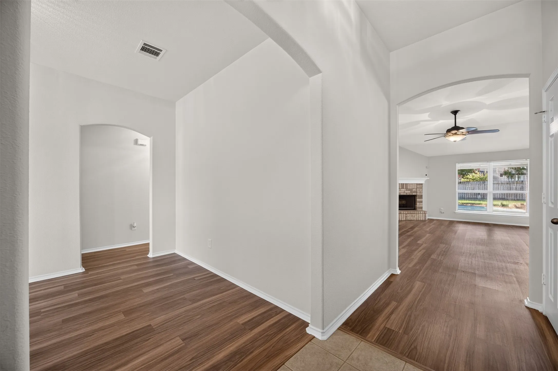 Single Family Residence For Sale in Ellis County , 332 Hacienda Drive, Waxahachie, Texas 75165, 3 Bedroom, 2 Bathroom, 2 Garage spaces, 1,933 Sqft, built in 2005, mls#21387485, Real Estate Agent in Waxahachie, Homes For Sale in Ellis county, Homes For Sale in Waxahachie, Realtor in Waxahachie Texas, Real Estate Brokerage Independent Realty Texas, Luminita Cordes Realtor