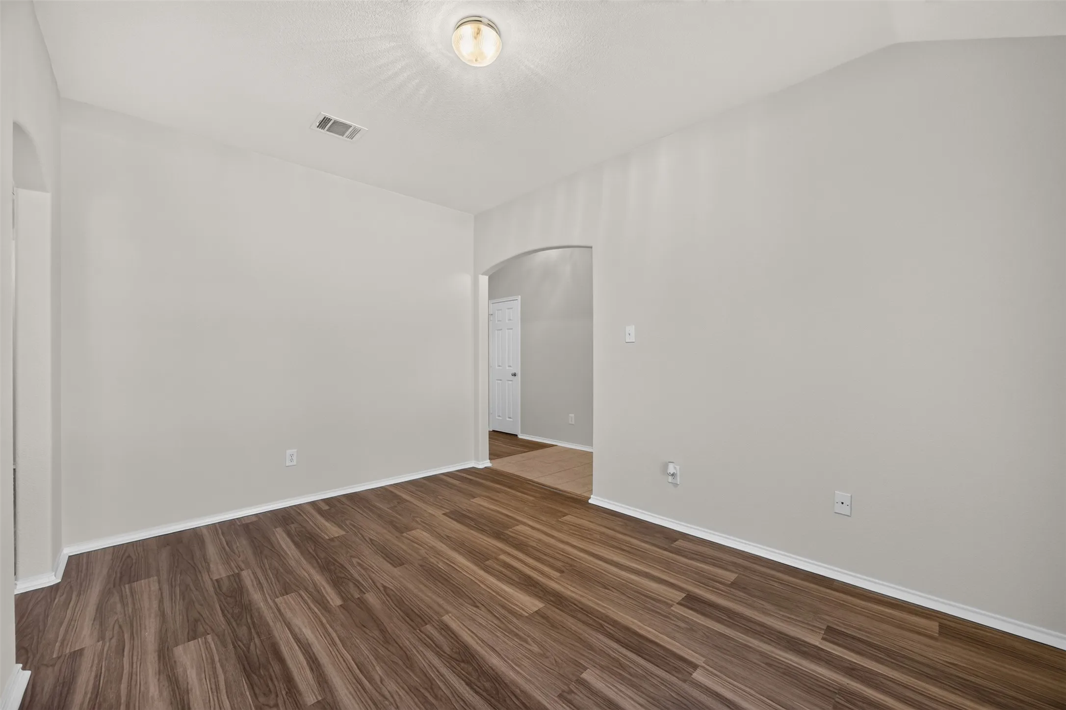 Single Family Residence For Sale in Ellis County , 332 Hacienda Drive, Waxahachie, Texas 75165, 3 Bedroom, 2 Bathroom, 2 Garage spaces, 1,933 Sqft, built in 2005, mls#21387485, Real Estate Agent in Waxahachie, Homes For Sale in Ellis county, Homes For Sale in Waxahachie, Realtor in Waxahachie Texas, Real Estate Brokerage Independent Realty Texas, Luminita Cordes Realtor