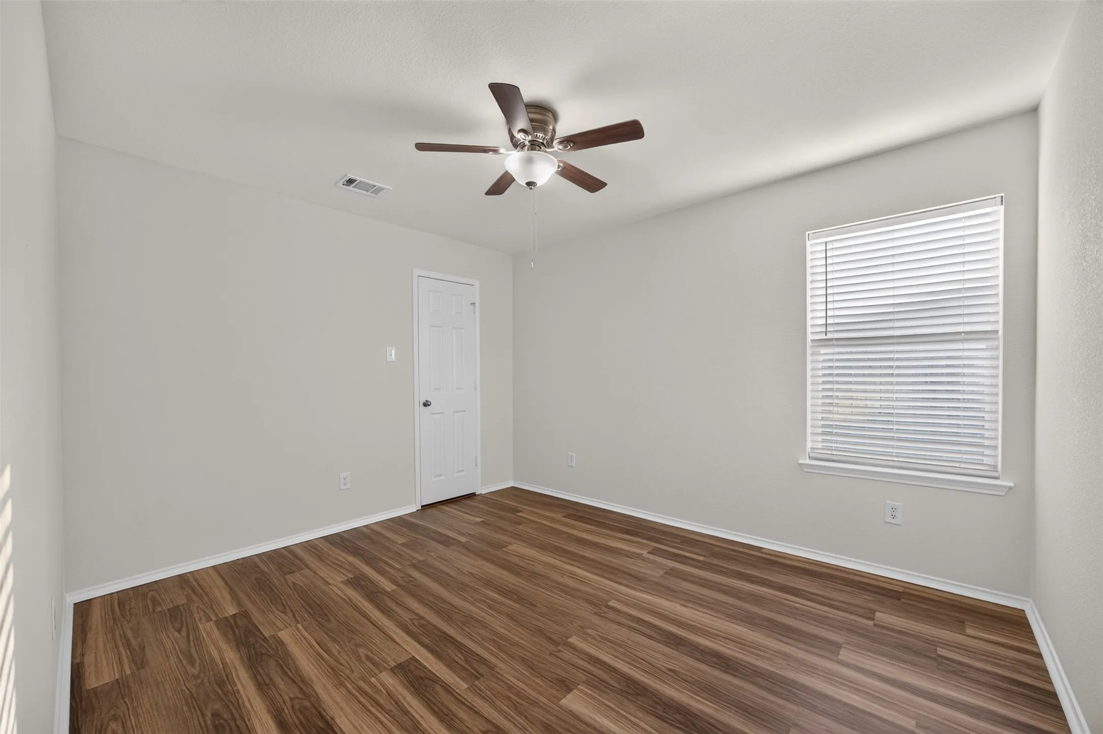 Single Family Residence For Sale in Ellis County , 332 Hacienda Drive, Waxahachie, Texas 75165, 3 Bedroom, 2 Bathroom, 2 Garage spaces, 1,933 Sqft, built in 2005, mls#21387485, Real Estate Agent in Waxahachie, Homes For Sale in Ellis county, Homes For Sale in Waxahachie, Realtor in Waxahachie Texas, Real Estate Brokerage Independent Realty Texas, Luminita Cordes Realtor