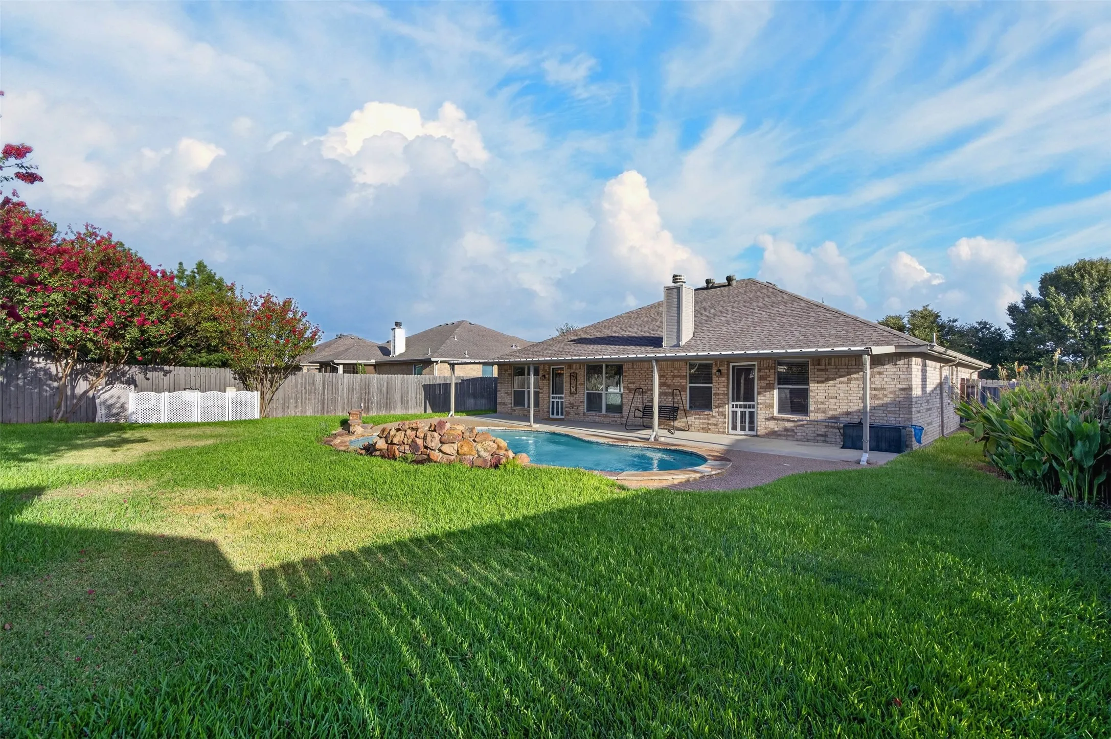 Single Family Residence For Sale in Ellis County , 332 Hacienda Drive, Waxahachie, Texas 75165, 3 Bedroom, 2 Bathroom, 2 Garage spaces, 1,933 Sqft, built in 2005, mls#21387485, Real Estate Agent in Waxahachie, Homes For Sale in Ellis county, Homes For Sale in Waxahachie, Realtor in Waxahachie Texas, Real Estate Brokerage Independent Realty Texas, Luminita Cordes Realtor