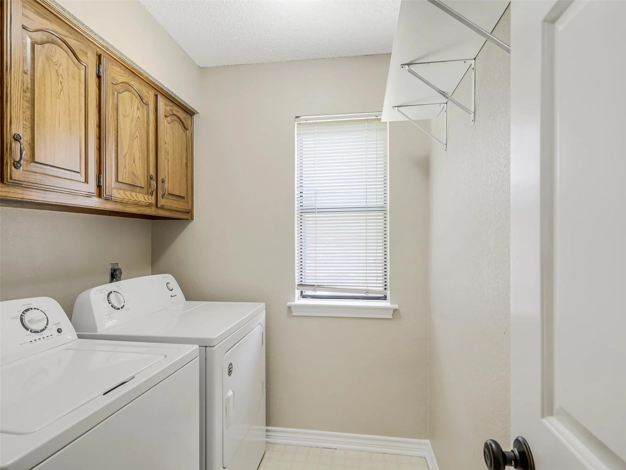 Single Family Residence For Sale in Dallas County , 136 Highland Meadow Circle, Coppell, Texas 75019, 3 Bedroom, 3 Bathroom, 2 Garage spaces, 2,180 Sqft, built in 1987, mls#21381557, Real Estate Agent in Coppell, Homes For Sale in Dallas county, Homes For Sale in Coppell, Realtor in Coppell Texas, Real Estate Brokerage Independent Realty Texas, Luminita Cordes Realtor