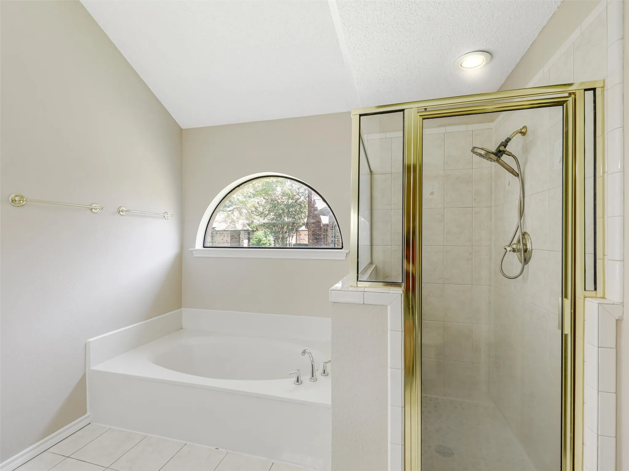 Single Family Residence For Sale in Dallas County , 136 Highland Meadow Circle, Coppell, Texas 75019, 3 Bedroom, 3 Bathroom, 2 Garage spaces, 2,180 Sqft, built in 1987, mls#21381557, Real Estate Agent in Coppell, Homes For Sale in Dallas county, Homes For Sale in Coppell, Realtor in Coppell Texas, Real Estate Brokerage Independent Realty Texas, Luminita Cordes Realtor