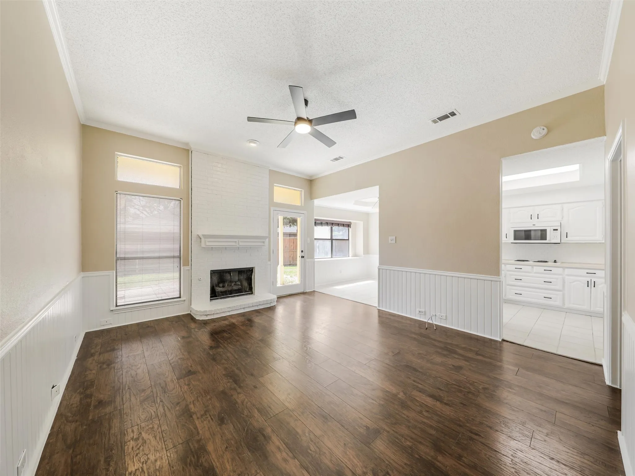 Single Family Residence For Sale in Dallas County , 136 Highland Meadow Circle, Coppell, Texas 75019, 3 Bedroom, 3 Bathroom, 2 Garage spaces, 2,180 Sqft, built in 1987, mls#21381557, Real Estate Agent in Coppell, Homes For Sale in Dallas county, Homes For Sale in Coppell, Realtor in Coppell Texas, Real Estate Brokerage Independent Realty Texas, Luminita Cordes Realtor