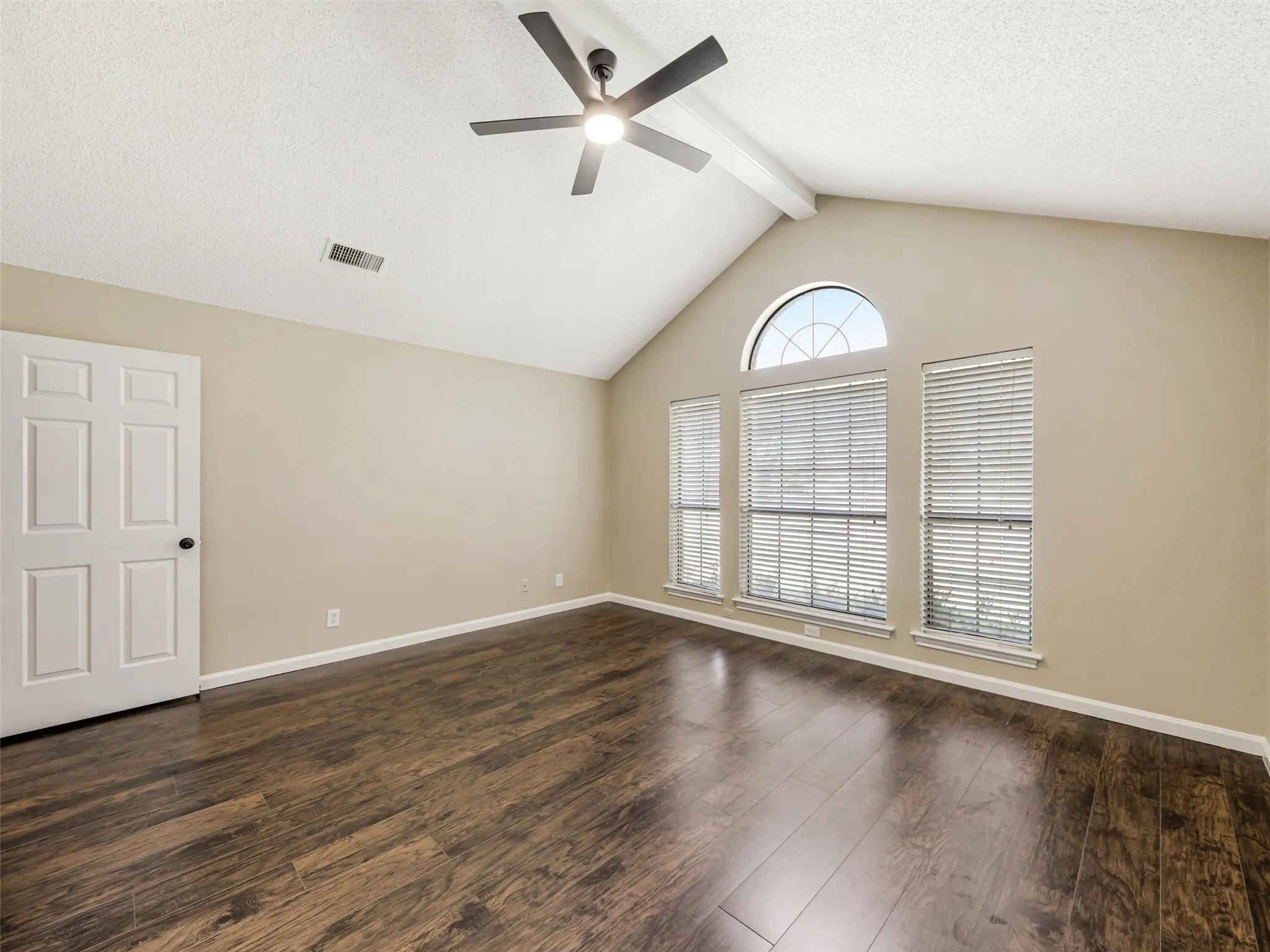 Single Family Residence For Sale in Dallas County , 136 Highland Meadow Circle, Coppell, Texas 75019, 3 Bedroom, 3 Bathroom, 2 Garage spaces, 2,180 Sqft, built in 1987, mls#21381557, Real Estate Agent in Coppell, Homes For Sale in Dallas county, Homes For Sale in Coppell, Realtor in Coppell Texas, Real Estate Brokerage Independent Realty Texas, Luminita Cordes Realtor