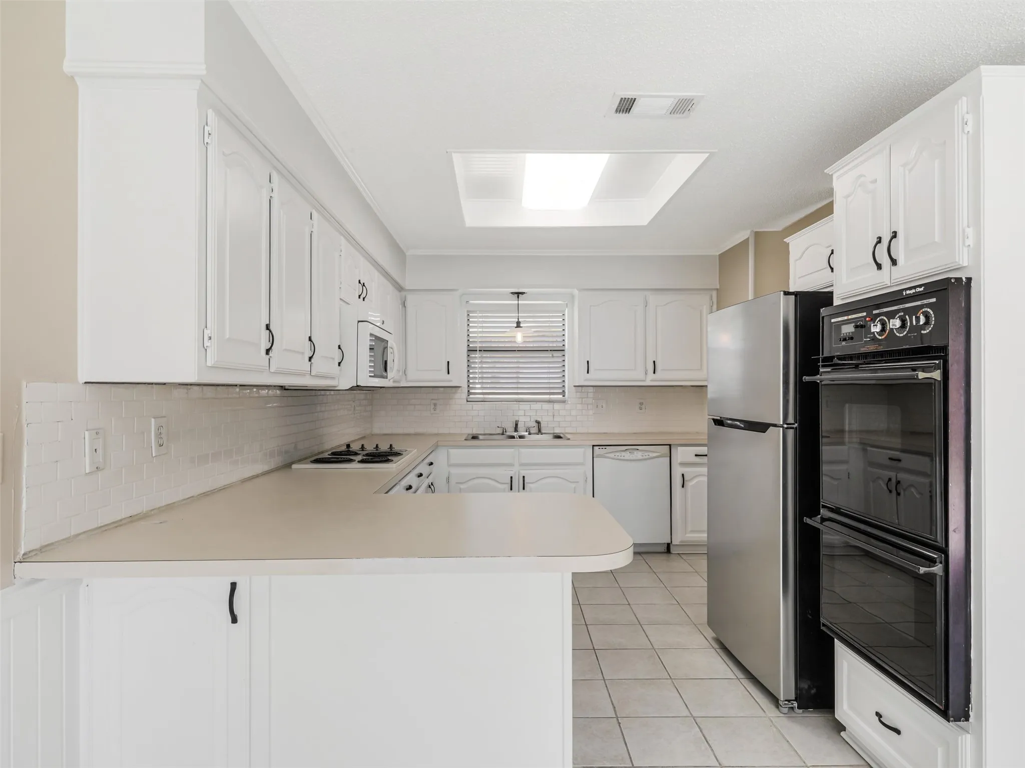 Single Family Residence For Sale in Dallas County , 136 Highland Meadow Circle, Coppell, Texas 75019, 3 Bedroom, 3 Bathroom, 2 Garage spaces, 2,180 Sqft, built in 1987, mls#21381557, Real Estate Agent in Coppell, Homes For Sale in Dallas county, Homes For Sale in Coppell, Realtor in Coppell Texas, Real Estate Brokerage Independent Realty Texas, Luminita Cordes Realtor