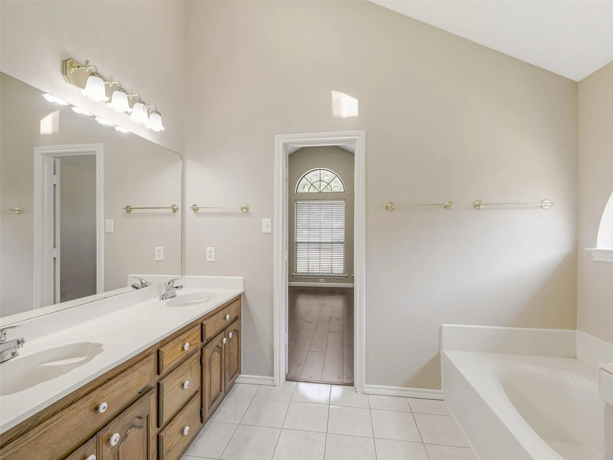 Single Family Residence For Sale in Dallas County , 136 Highland Meadow Circle, Coppell, Texas 75019, 3 Bedroom, 3 Bathroom, 2 Garage spaces, 2,180 Sqft, built in 1987, mls#21381557, Real Estate Agent in Coppell, Homes For Sale in Dallas county, Homes For Sale in Coppell, Realtor in Coppell Texas, Real Estate Brokerage Independent Realty Texas, Luminita Cordes Realtor