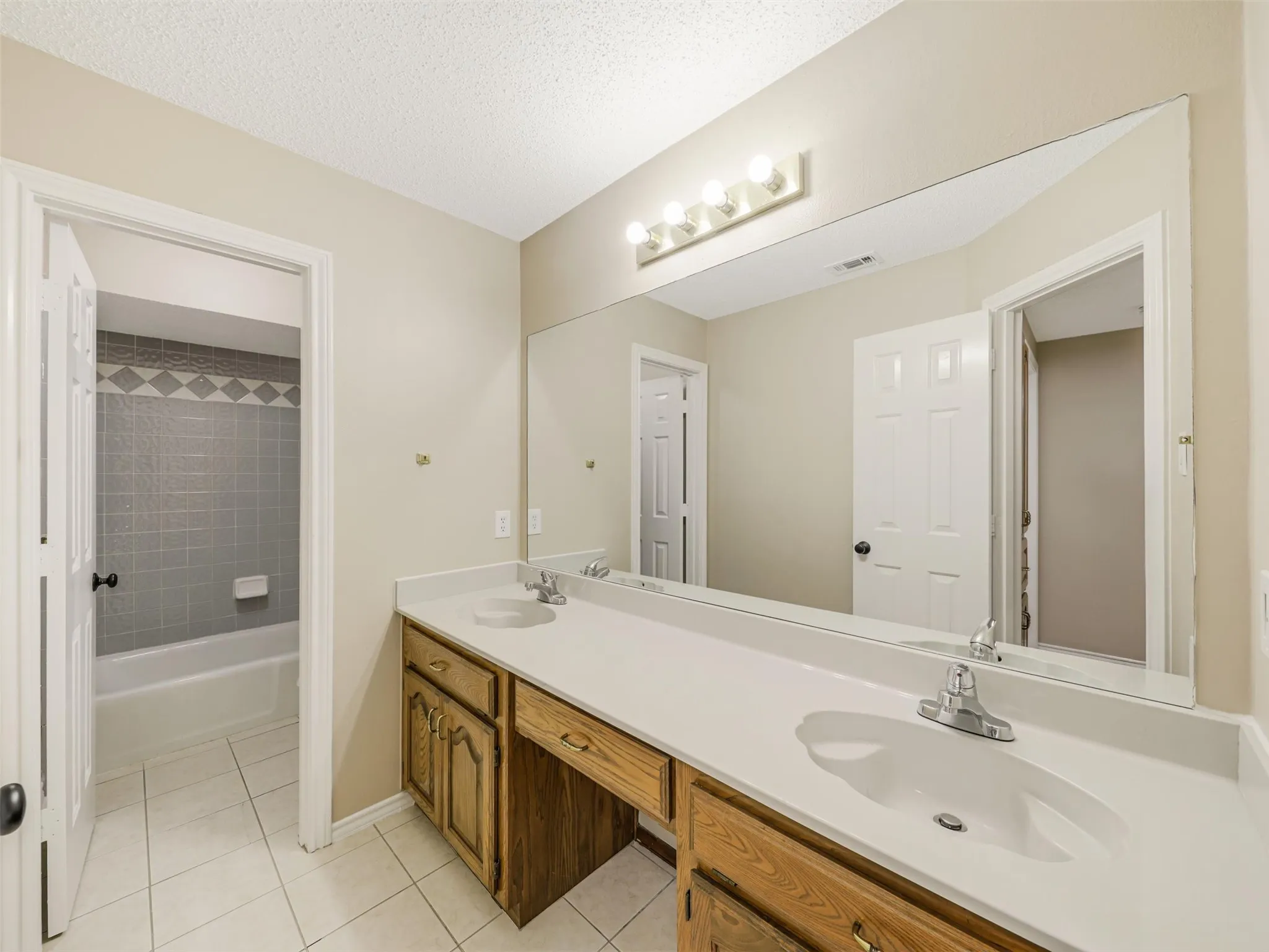 Single Family Residence For Sale in Dallas County , 136 Highland Meadow Circle, Coppell, Texas 75019, 3 Bedroom, 3 Bathroom, 2 Garage spaces, 2,180 Sqft, built in 1987, mls#21381557, Real Estate Agent in Coppell, Homes For Sale in Dallas county, Homes For Sale in Coppell, Realtor in Coppell Texas, Real Estate Brokerage Independent Realty Texas, Luminita Cordes Realtor