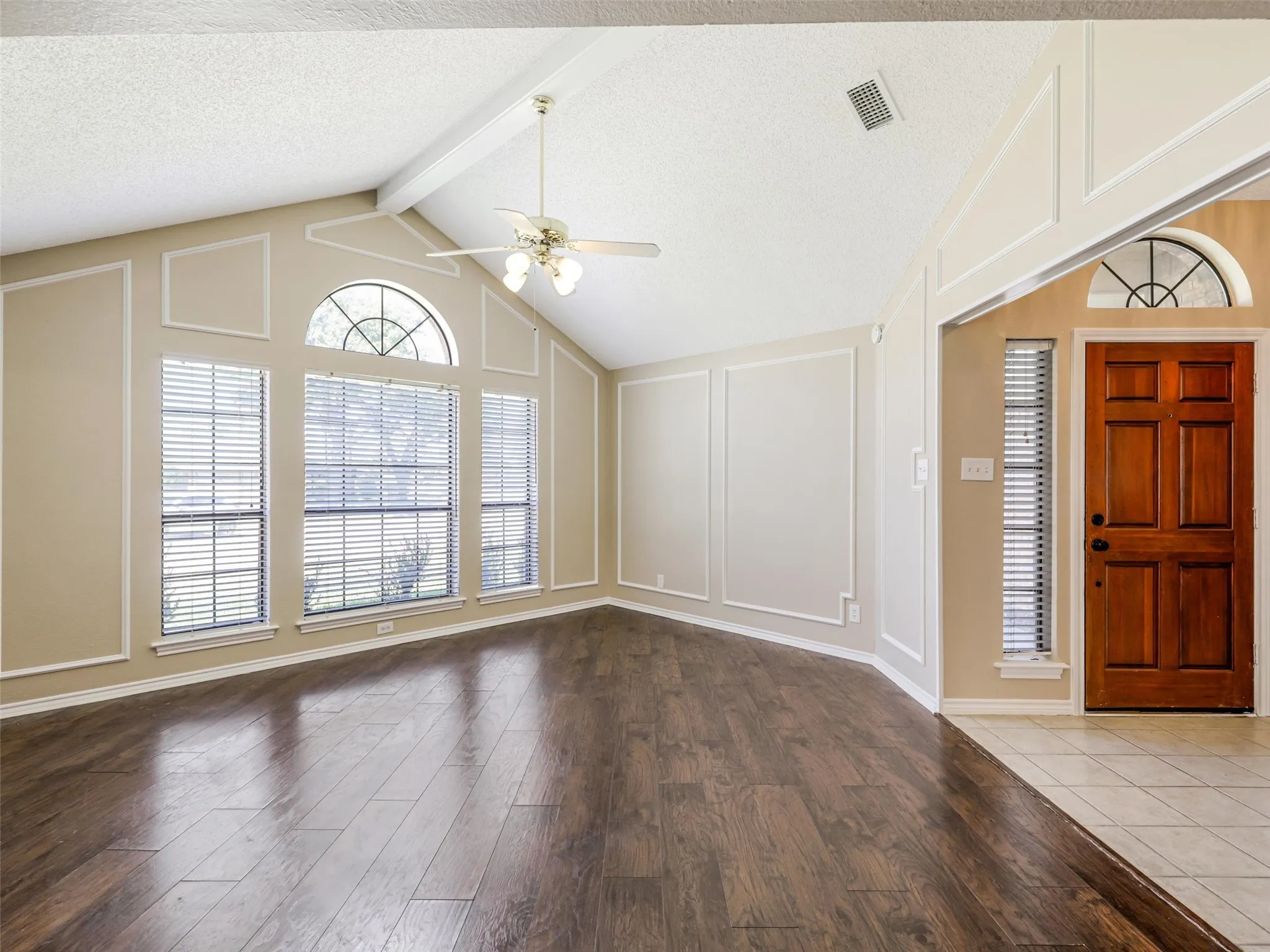 Single Family Residence For Sale in Dallas County , 136 Highland Meadow Circle, Coppell, Texas 75019, 3 Bedroom, 3 Bathroom, 2 Garage spaces, 2,180 Sqft, built in 1987, mls#21381557, Real Estate Agent in Coppell, Homes For Sale in Dallas county, Homes For Sale in Coppell, Realtor in Coppell Texas, Real Estate Brokerage Independent Realty Texas, Luminita Cordes Realtor