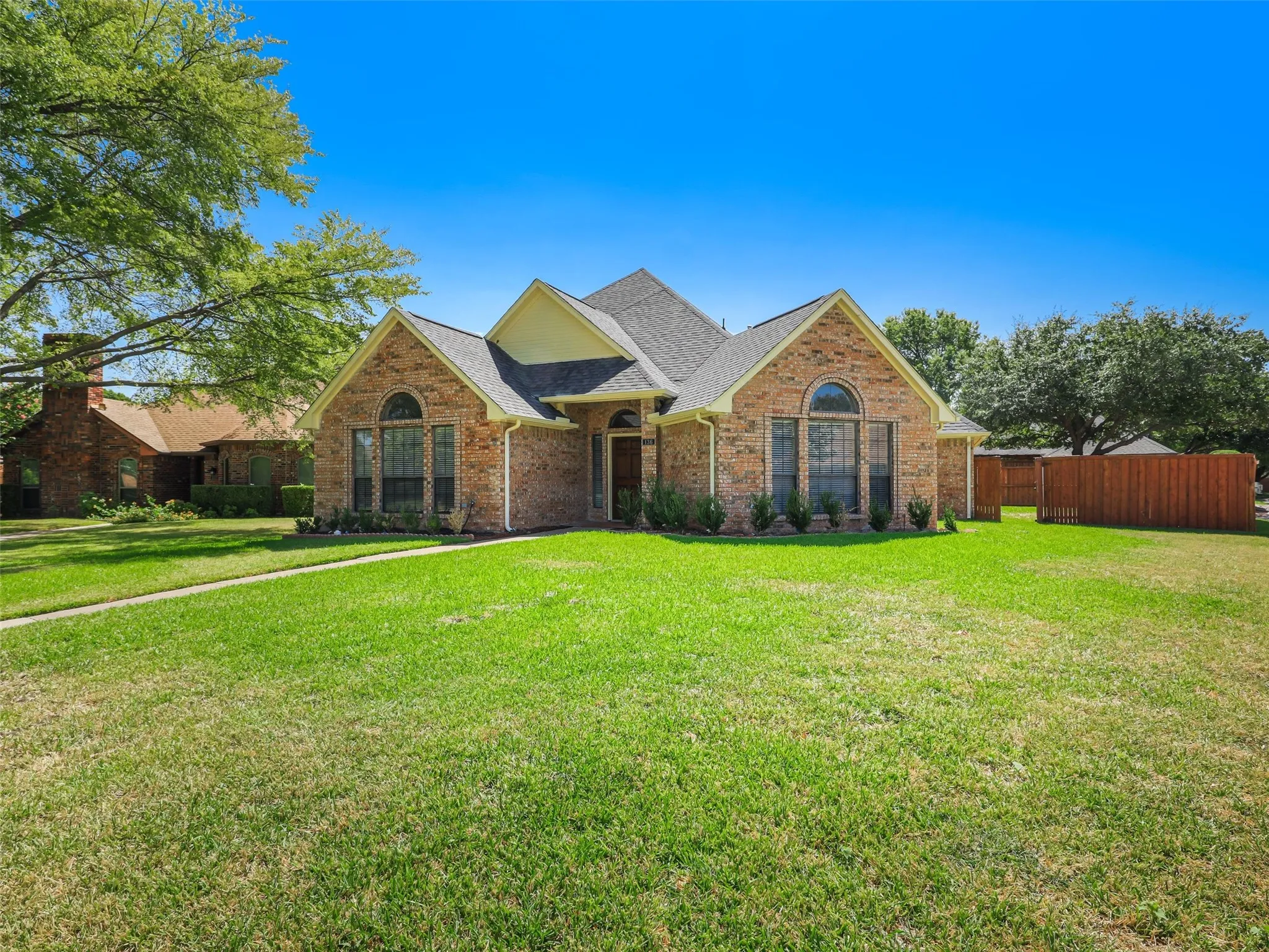 Single Family Residence For Sale in Dallas County , 136 Highland Meadow Circle, Coppell, Texas 75019, 3 Bedroom, 3 Bathroom, 2 Garage spaces, 2,180 Sqft, built in 1987, mls#21381557, Real Estate Agent in Coppell, Homes For Sale in Dallas county, Homes For Sale in Coppell, Realtor in Coppell Texas, Real Estate Brokerage Independent Realty Texas, Luminita Cordes Realtor