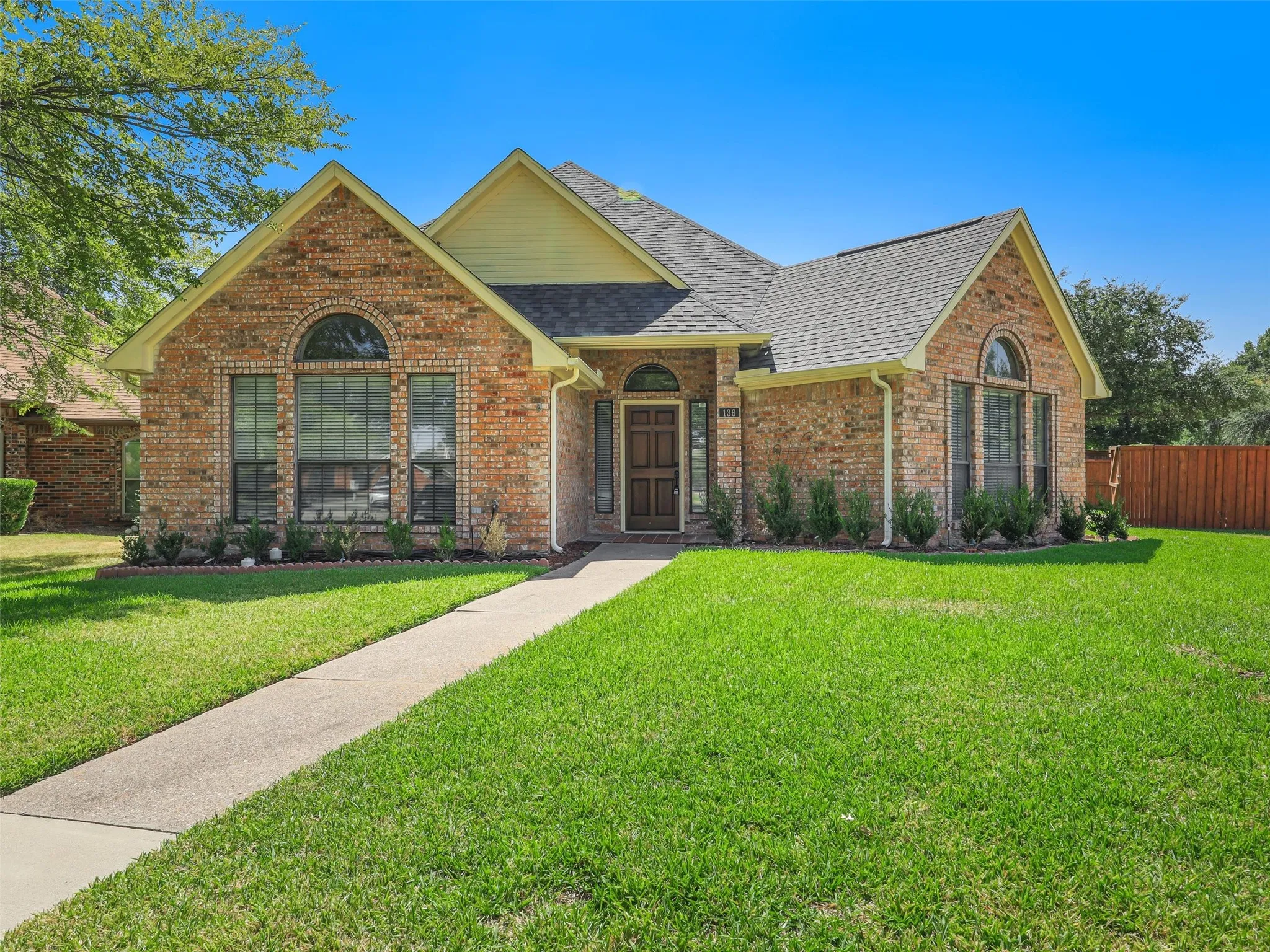 Single Family Residence For Sale in Dallas County , 136 Highland Meadow Circle, Coppell, Texas 75019, 3 Bedroom, 3 Bathroom, 2 Garage spaces, 2,180 Sqft, built in 1987, mls#21381557, Real Estate Agent in Coppell, Homes For Sale in Dallas county, Homes For Sale in Coppell, Realtor in Coppell Texas, Real Estate Brokerage Independent Realty Texas, Luminita Cordes Realtor