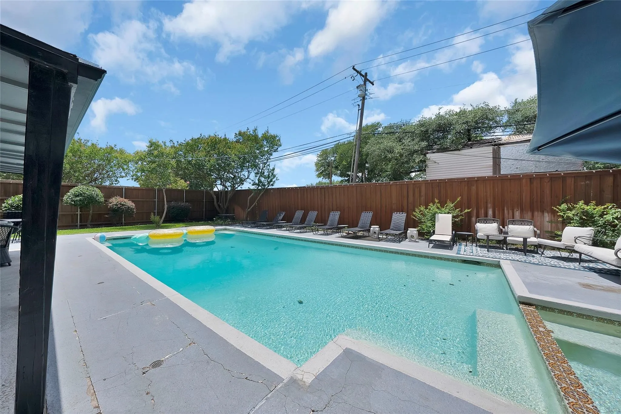 Single Family Residence For Sale in Dallas County , 1601 Oak Meadow Drive, Irving, Texas 75061, 4 Bedroom, 3 Bathroom, Garage spaces, 3,202 Sqft, built in 1968, mls#21388942, Real Estate Agent in Irving, Homes For Sale in Dallas county, Homes For Sale in Irving, Realtor in Irving Texas, Real Estate Brokerage Independent Realty Texas, Luminita Cordes Realtor