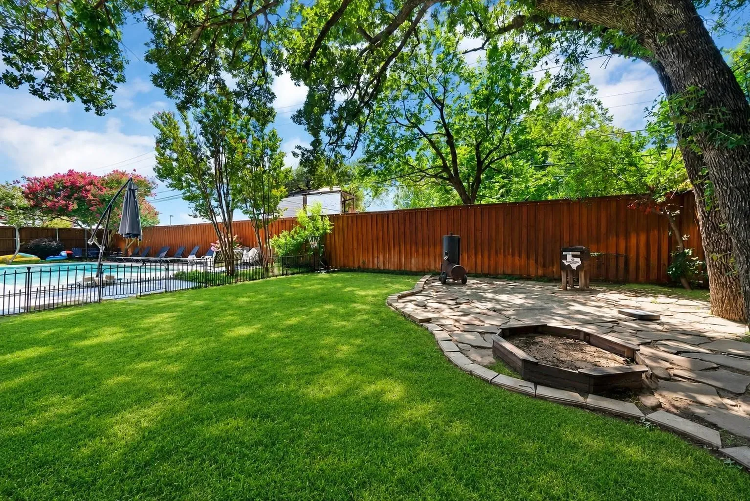 Single Family Residence For Sale in Dallas County , 1601 Oak Meadow Drive, Irving, Texas 75061, 4 Bedroom, 3 Bathroom, Garage spaces, 3,202 Sqft, built in 1968, mls#21388942, Real Estate Agent in Irving, Homes For Sale in Dallas county, Homes For Sale in Irving, Realtor in Irving Texas, Real Estate Brokerage Independent Realty Texas, Luminita Cordes Realtor