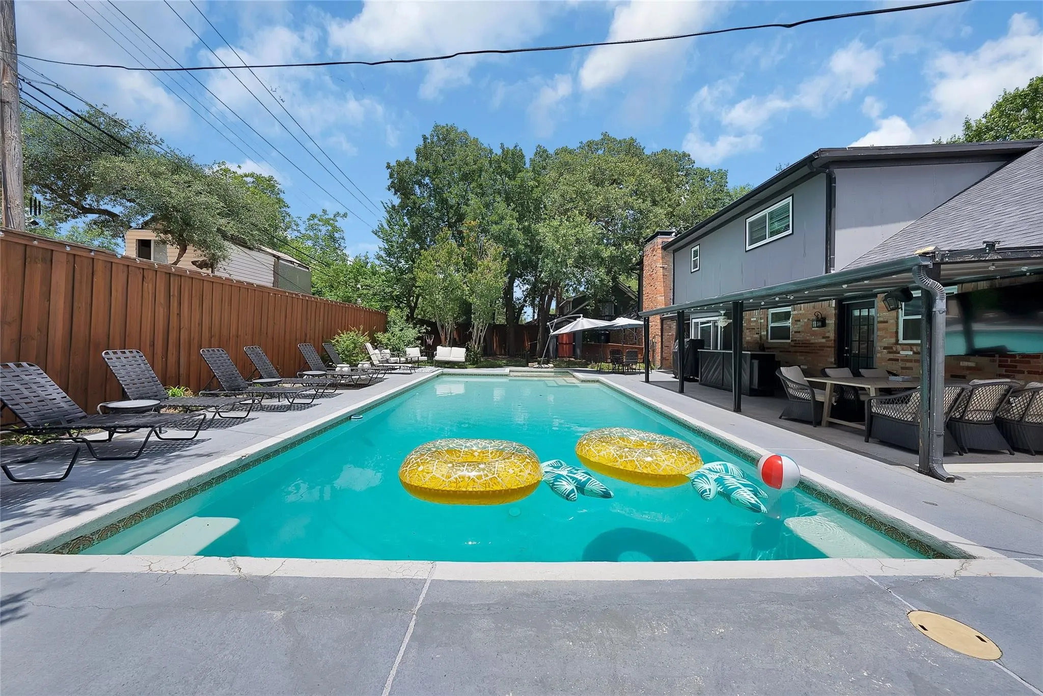 Single Family Residence For Sale in Dallas County , 1601 Oak Meadow Drive, Irving, Texas 75061, 4 Bedroom, 3 Bathroom, Garage spaces, 3,202 Sqft, built in 1968, mls#21388942, Real Estate Agent in Irving, Homes For Sale in Dallas county, Homes For Sale in Irving, Realtor in Irving Texas, Real Estate Brokerage Independent Realty Texas, Luminita Cordes Realtor